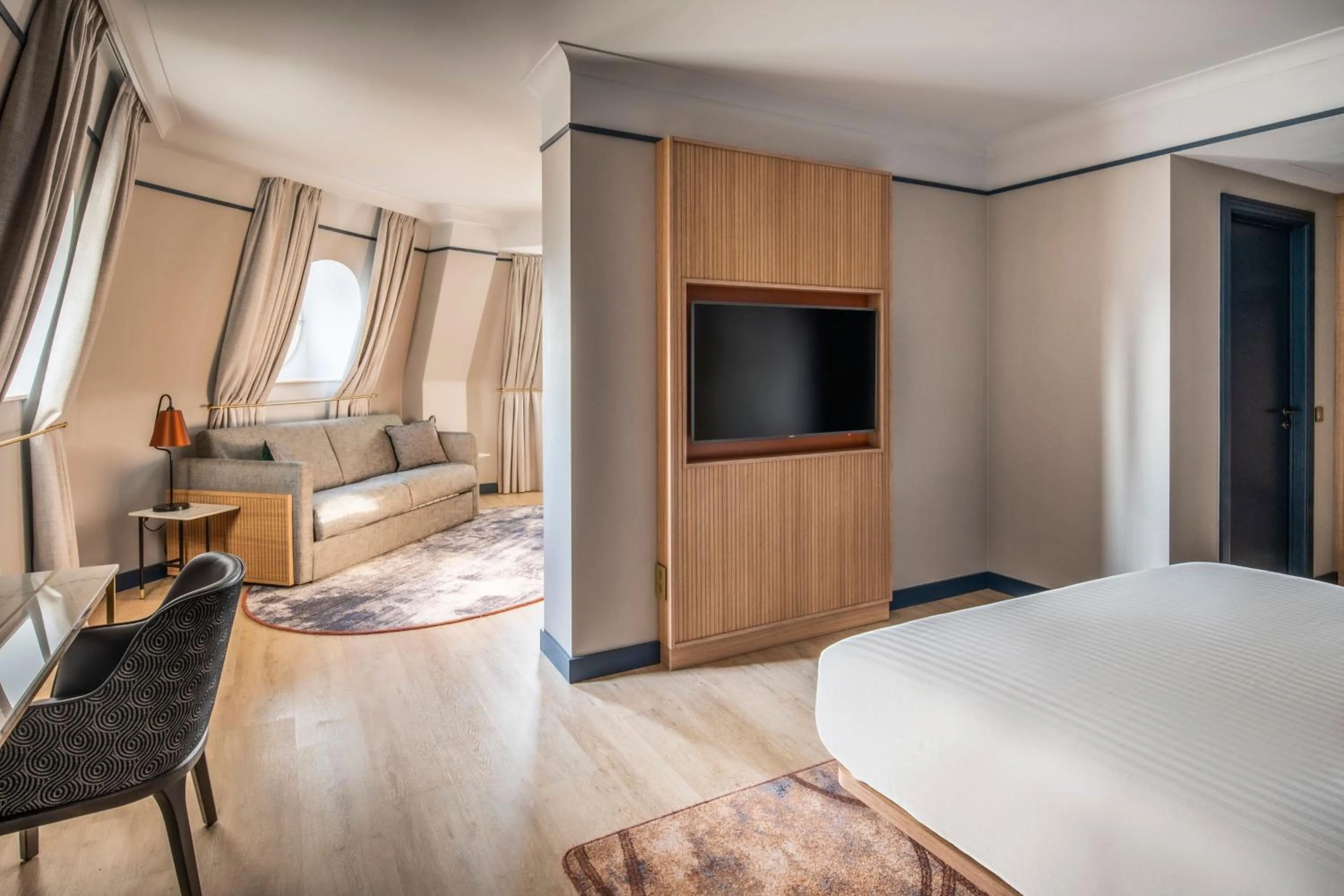 Photo of the whole room, Bed in Brussels Marriott Hotel Grand Place