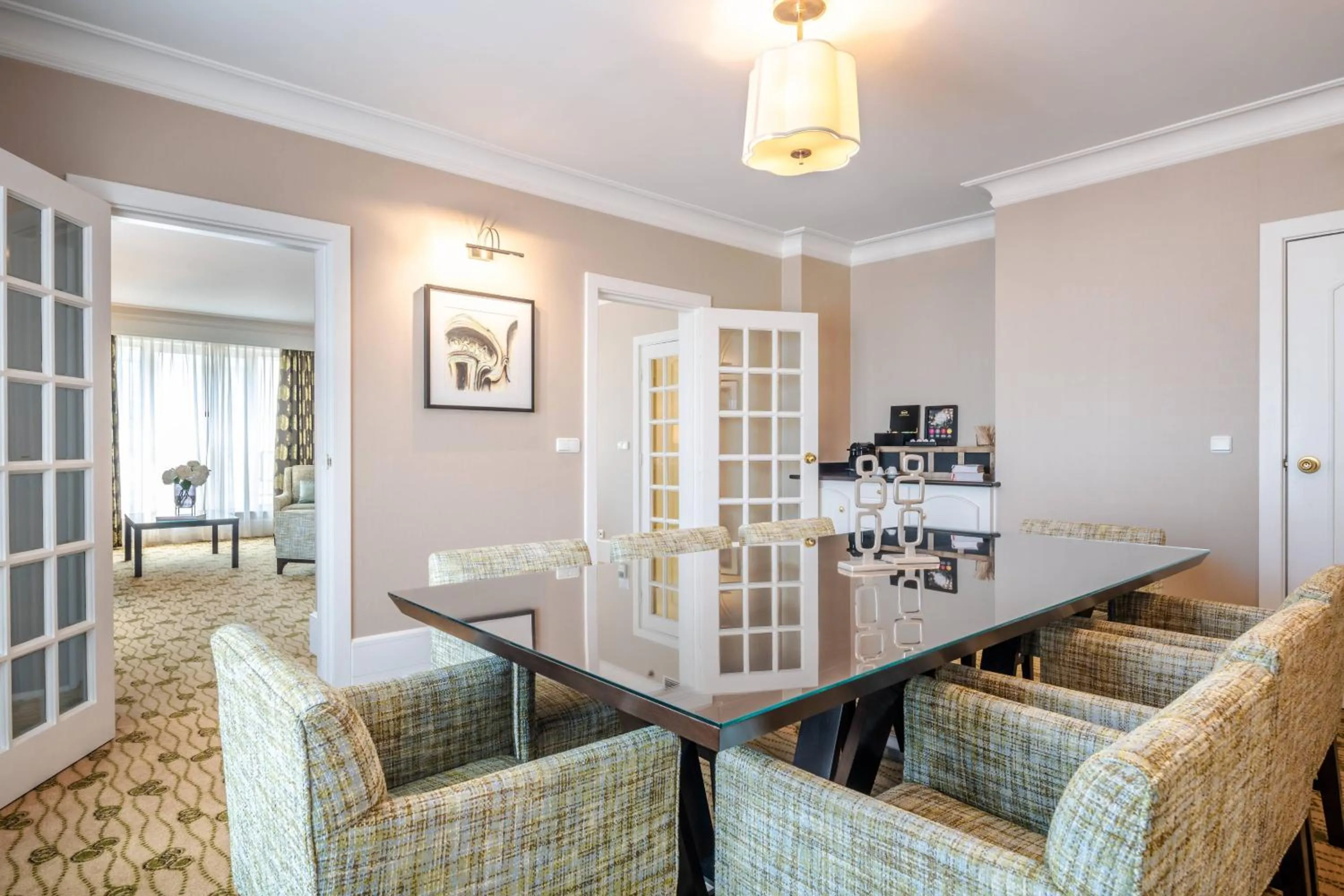 Photo of the whole room in Renaissance Brussels Hotel