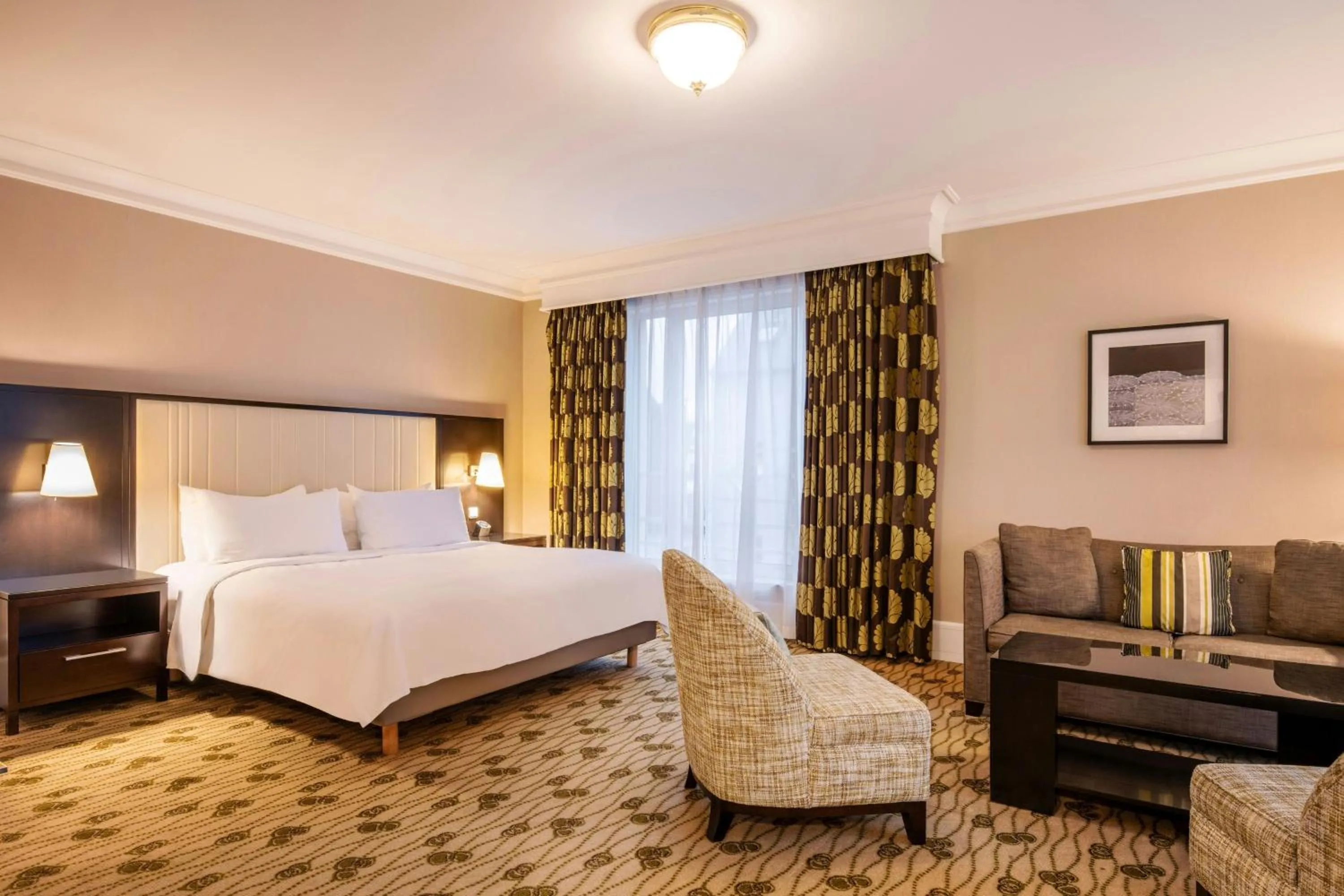 Photo of the whole room, Bed in Renaissance Brussels Hotel