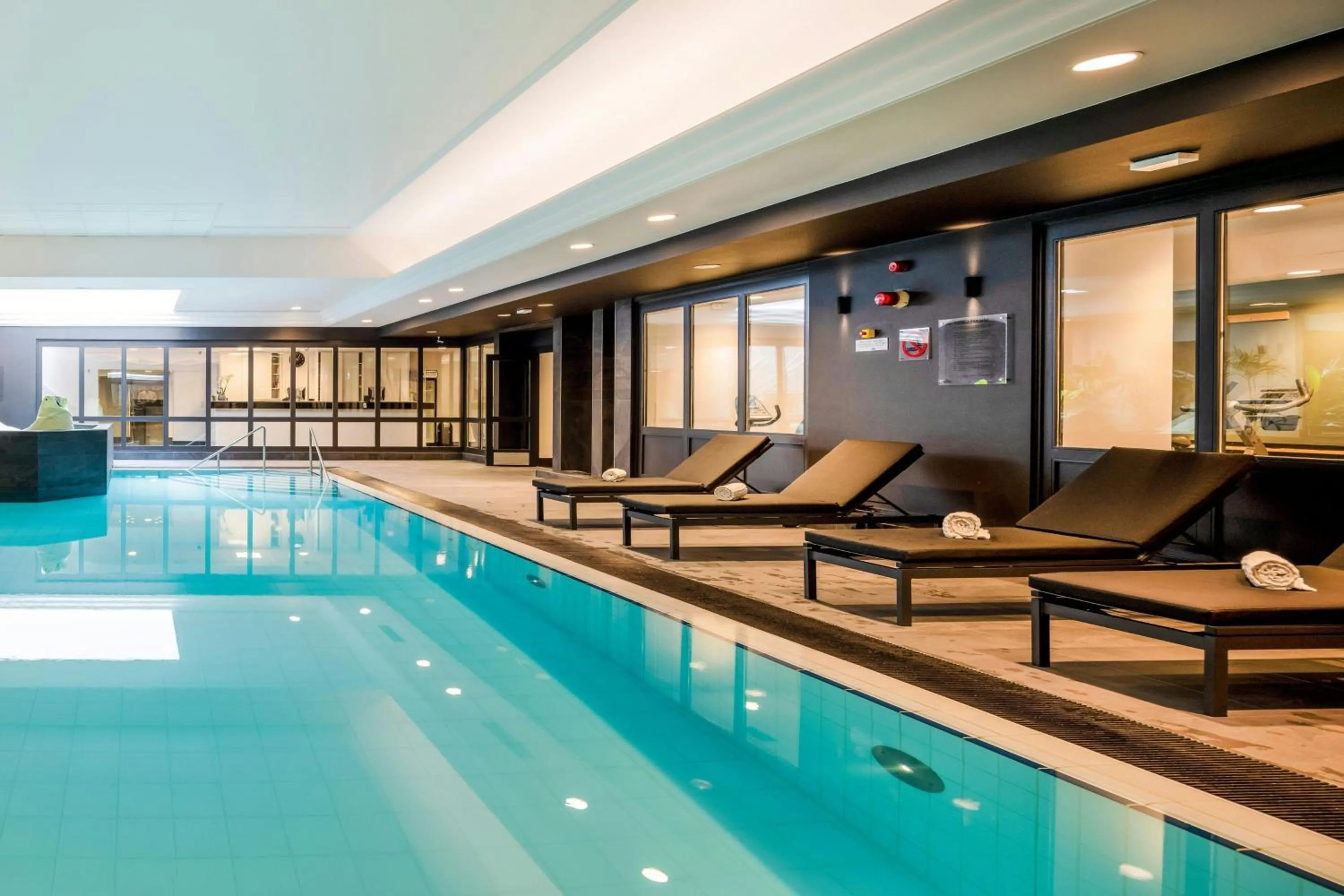 Swimming pool in Renaissance Brussels Hotel