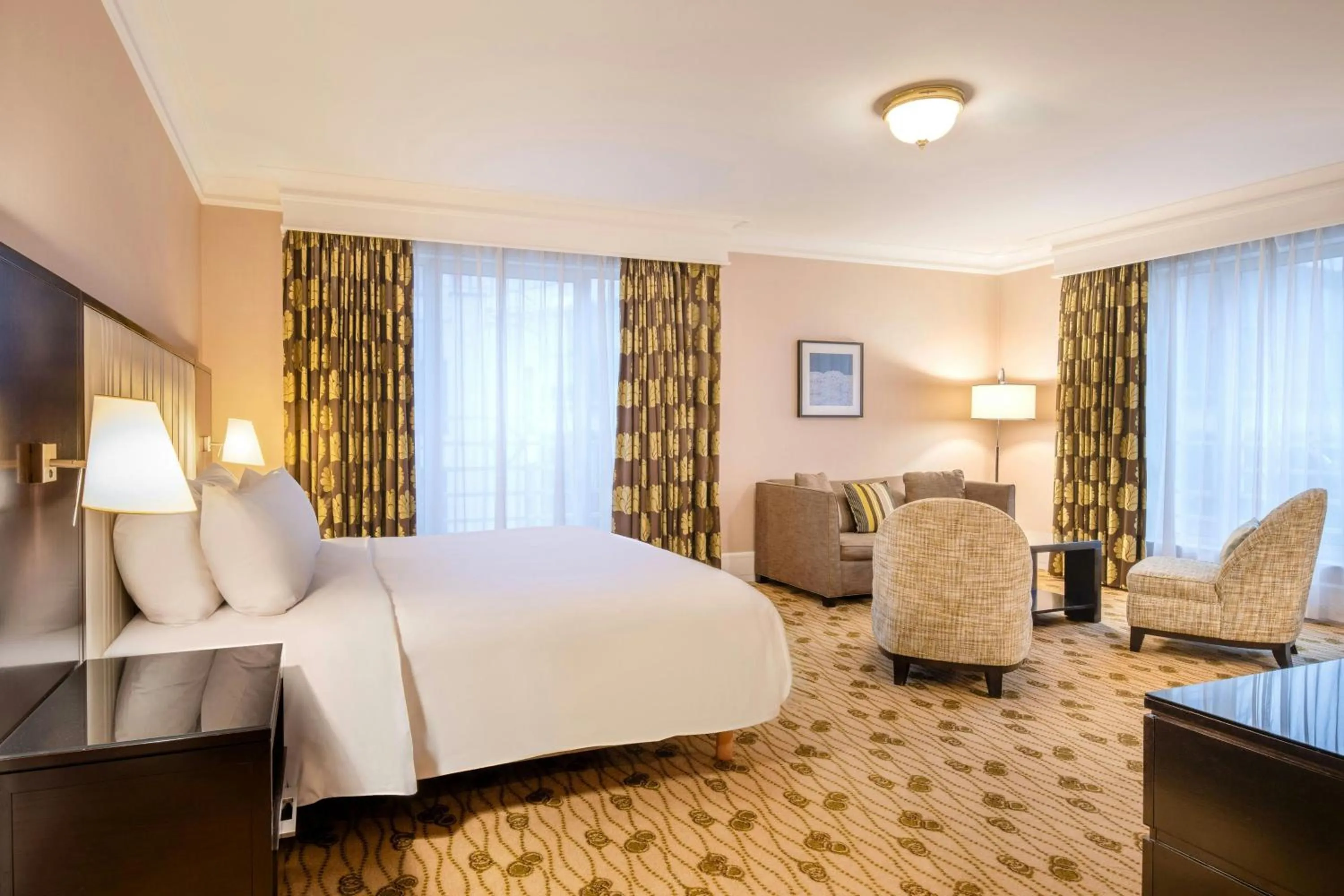 Photo of the whole room, Bed in Renaissance Brussels Hotel