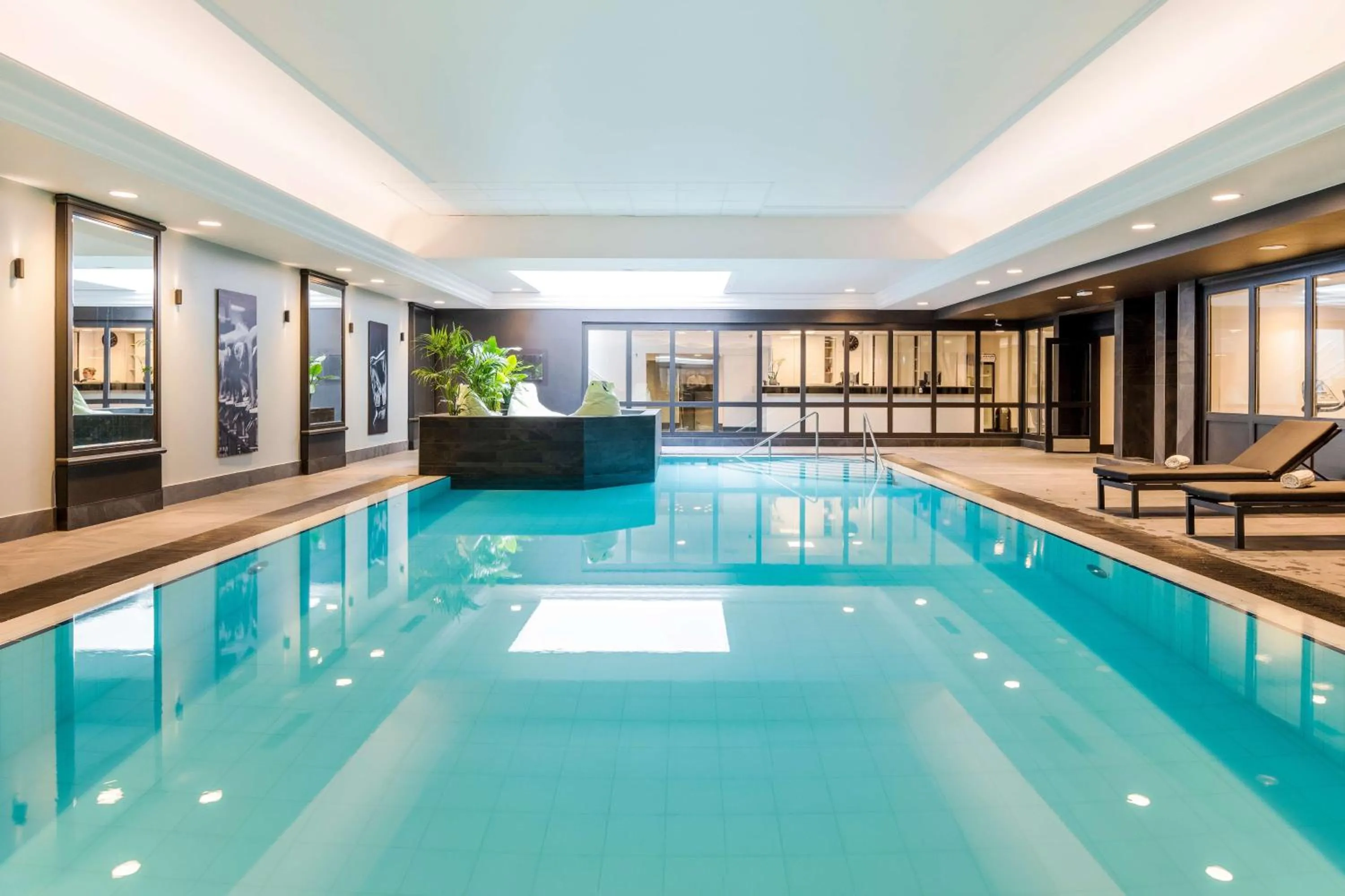 Swimming pool in Renaissance Brussels Hotel