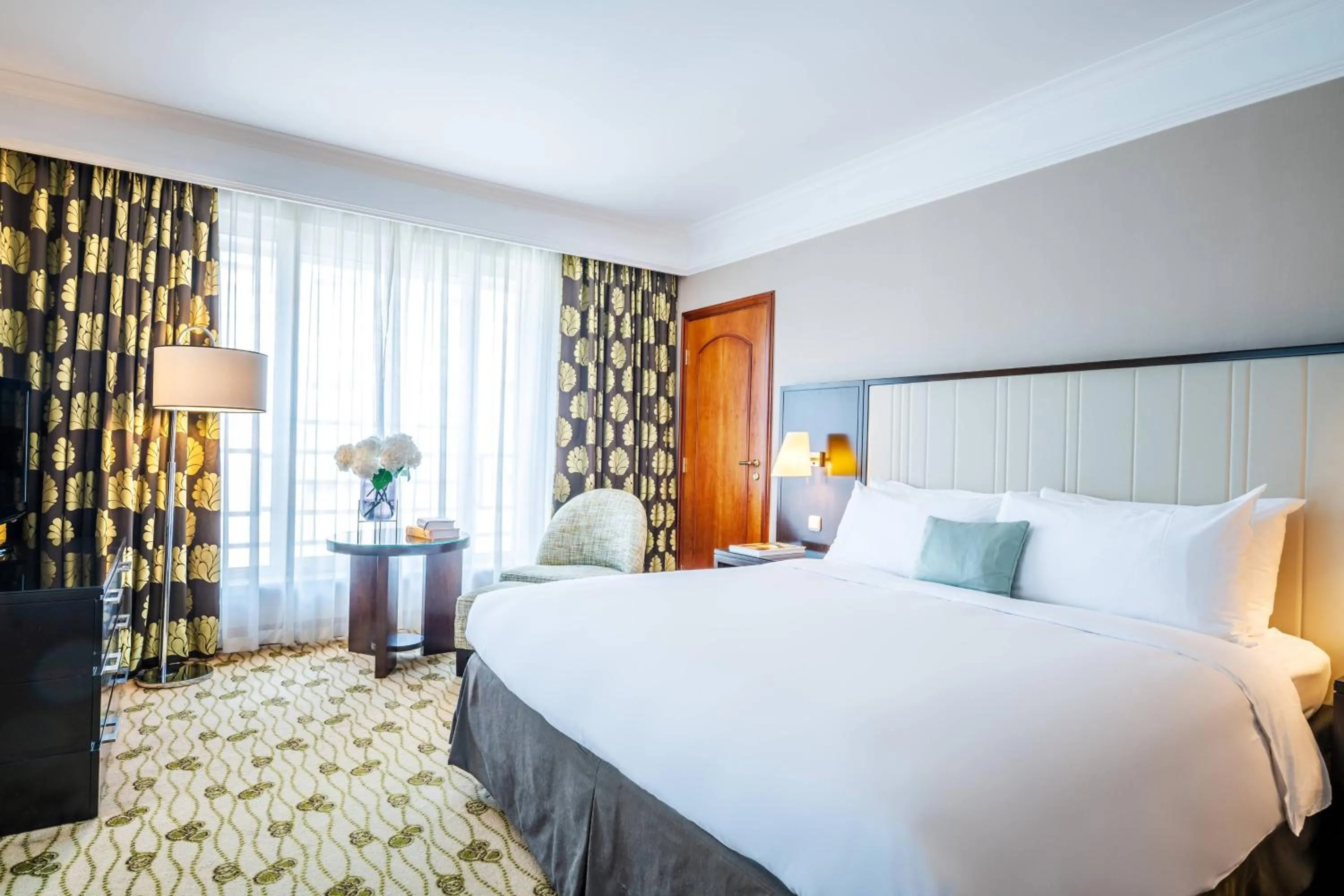 Photo of the whole room, Bed in Renaissance Brussels Hotel