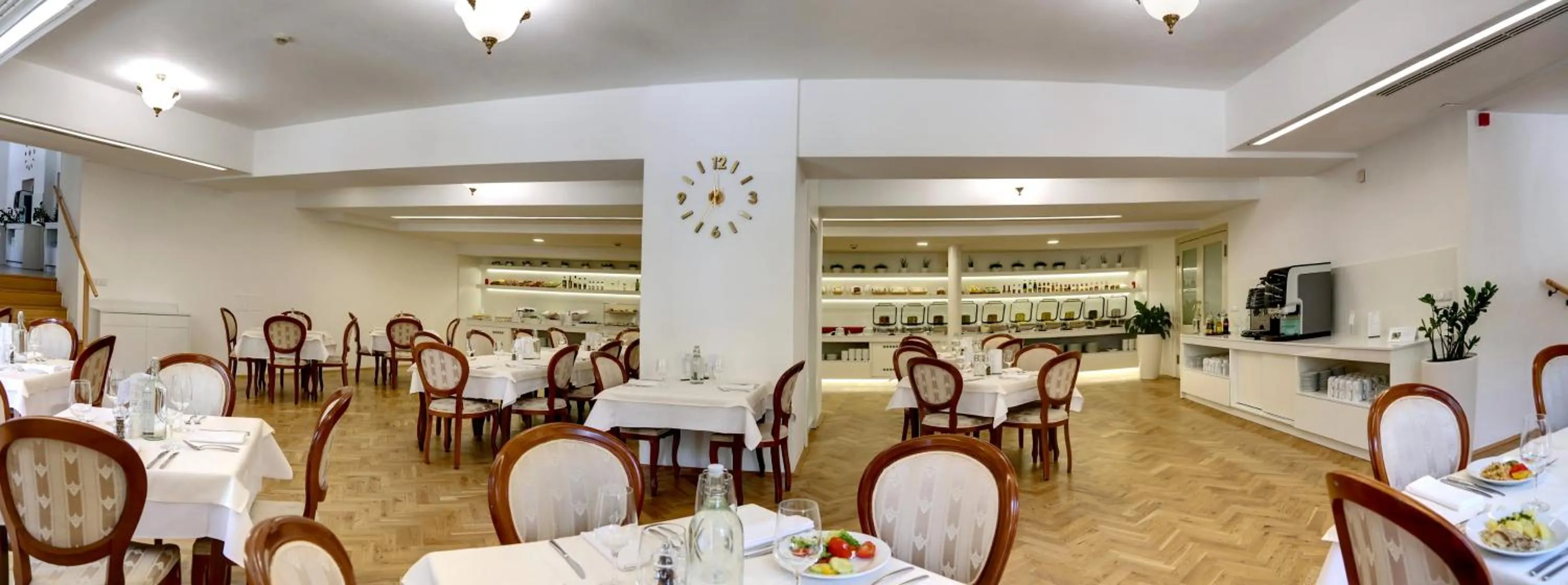 Restaurant/places to eat in ASTORIA Hotel & Medical Spa