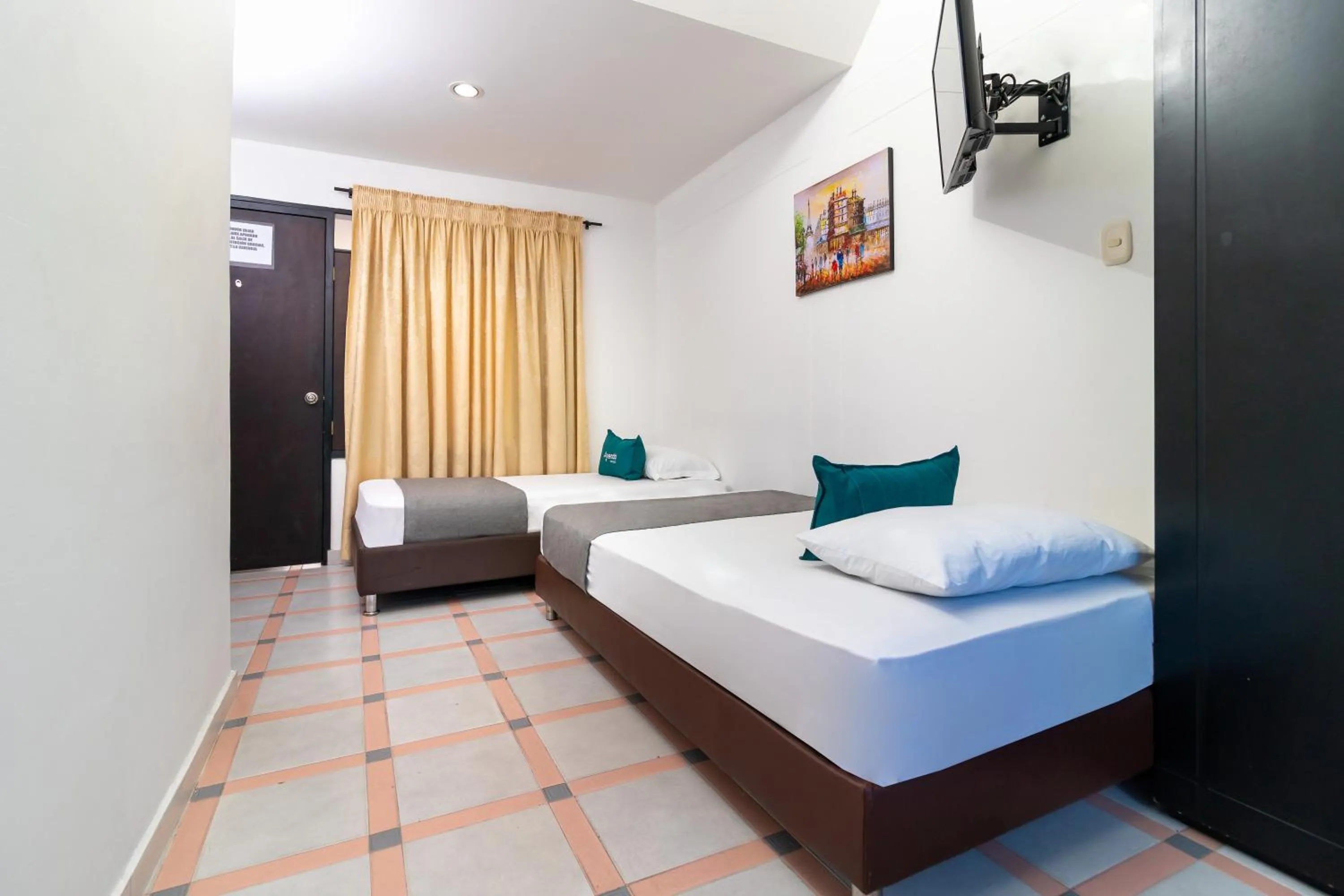 Photo of the whole room, Bed in Ayenda Oporto Suites