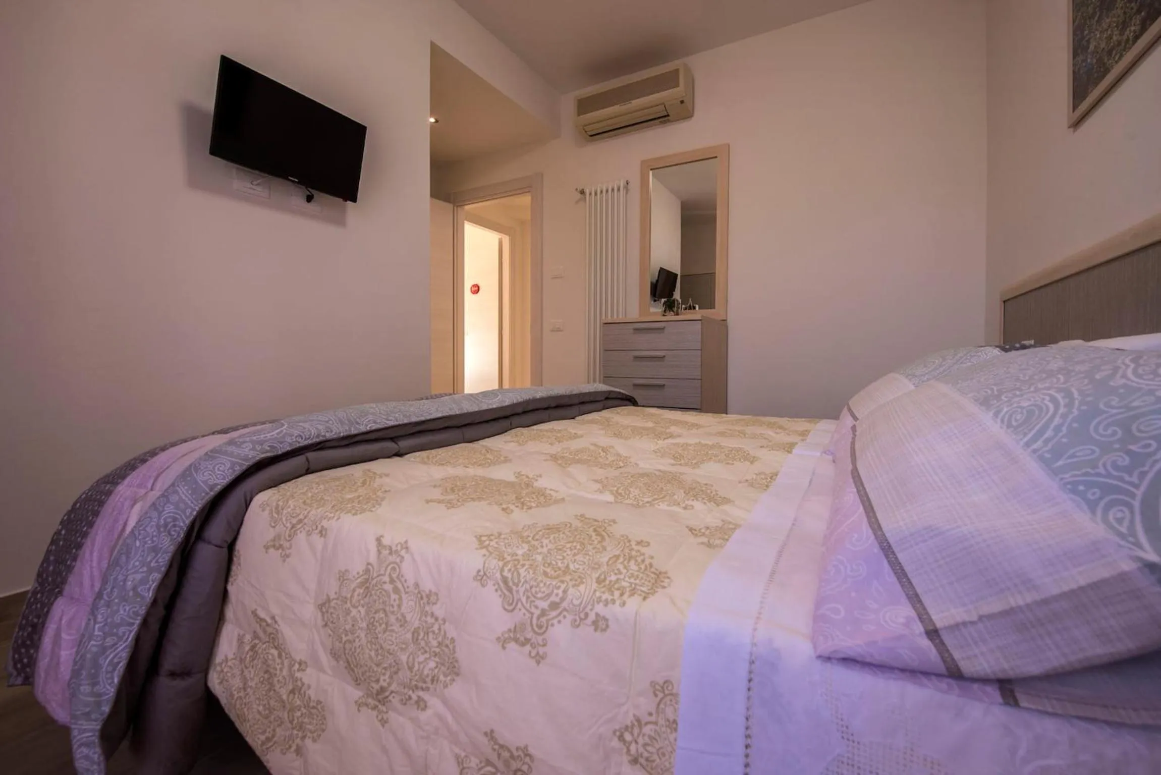 Shower, Bed in Affittacamere Le Quattro Stagioni