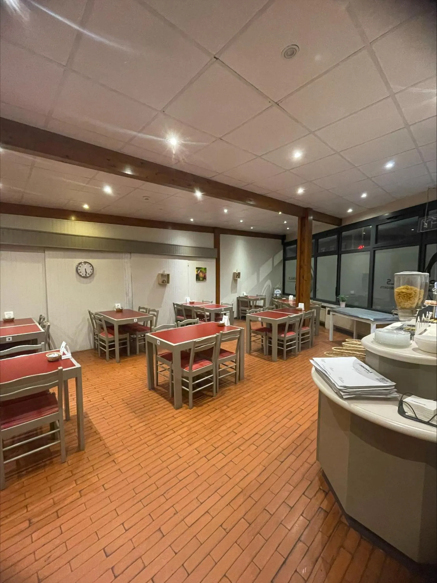 Breakfast in The Originals Access, Hôtel Arum, Remiremont