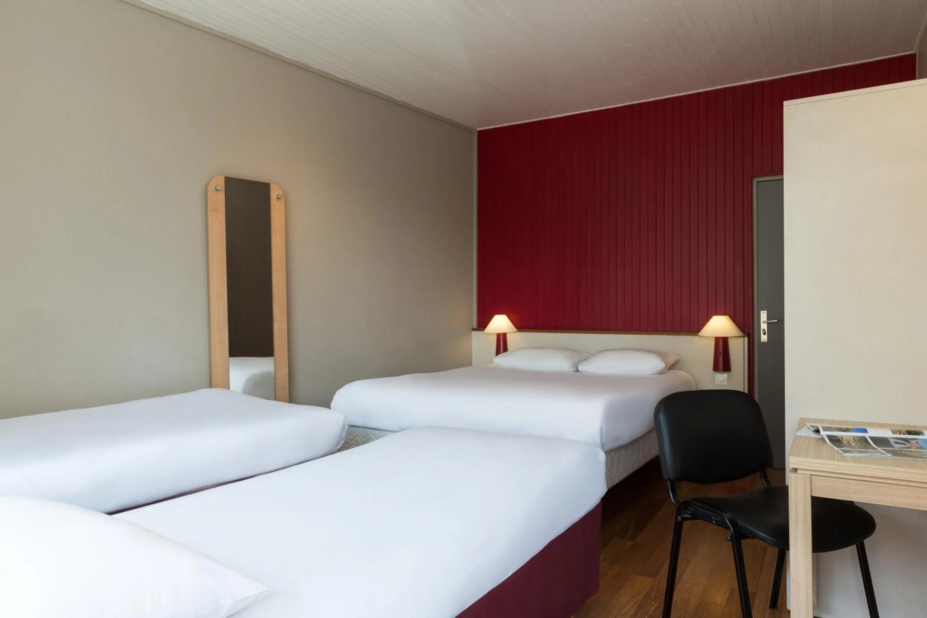 Photo of the whole room, Bed in The Originals Access, Hôtel Arum, Remiremont