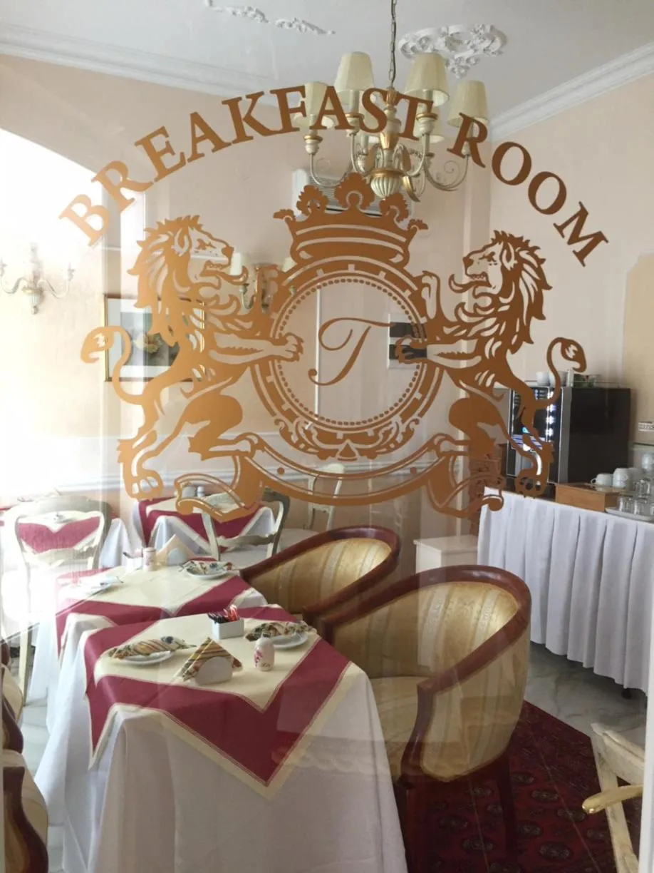 Food and drinks in Villa Triana-Adults Only