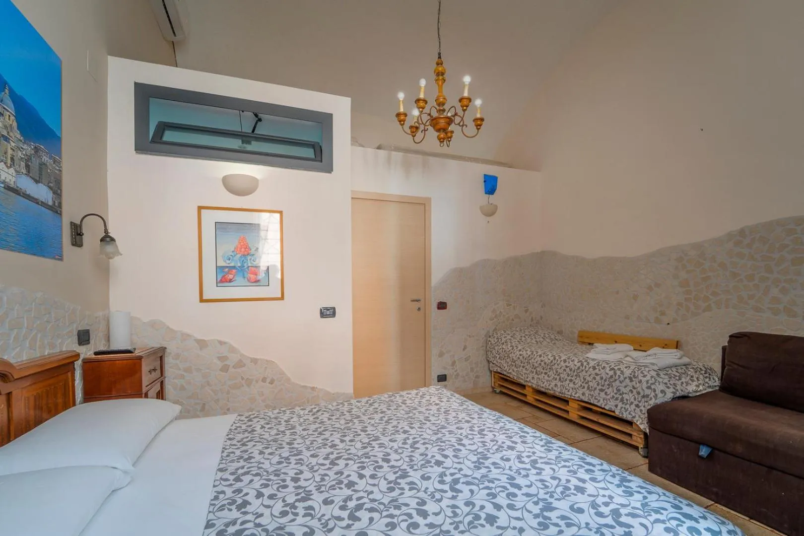 Photo of the whole room, Bed in Domus Vesuvia