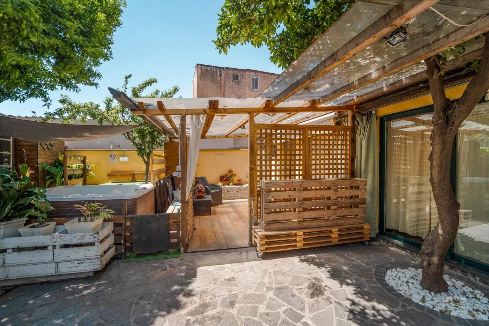 Property building in Domus Vesuvia