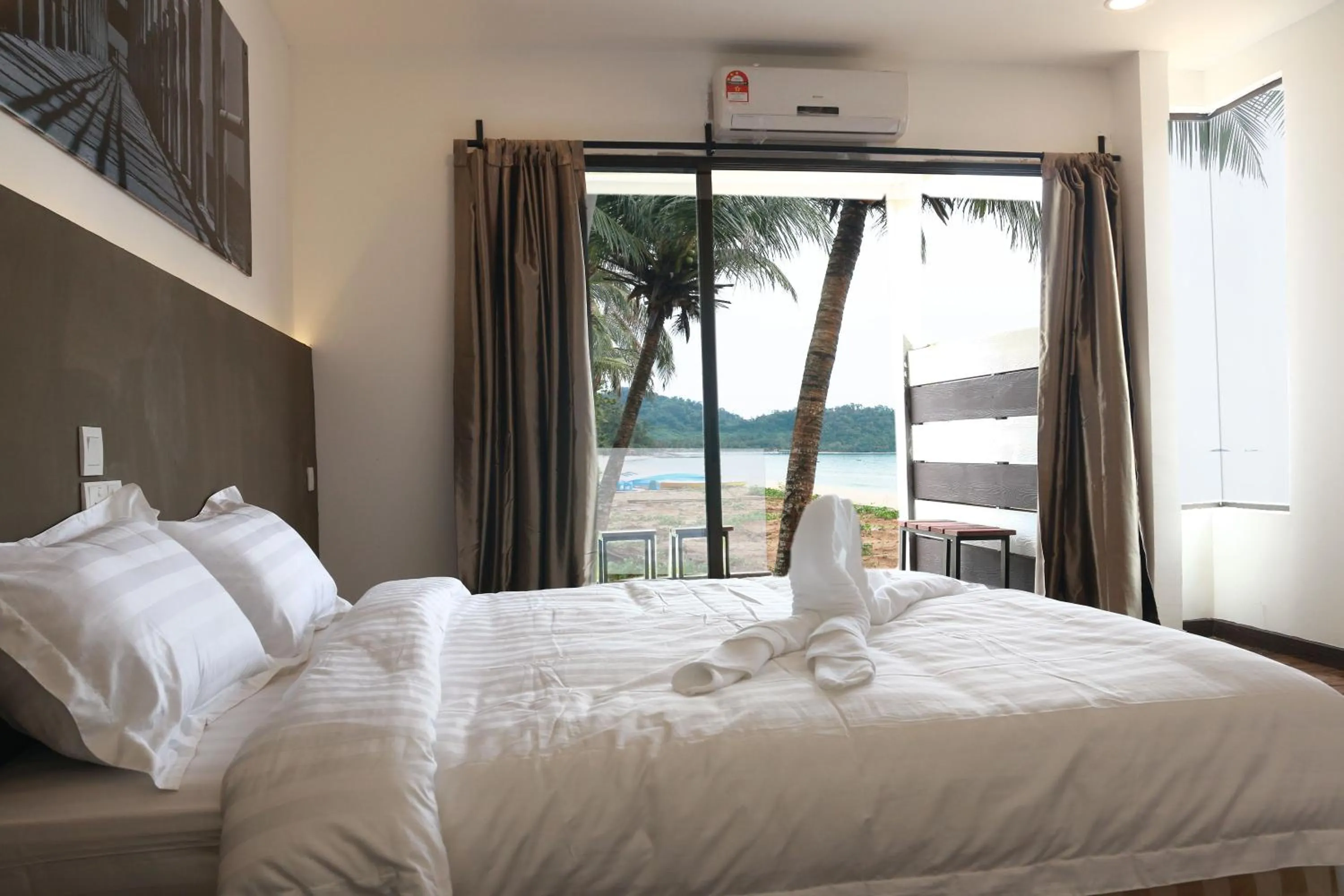 Balcony/Terrace, Bed in The Barat Tioman Beach Resort