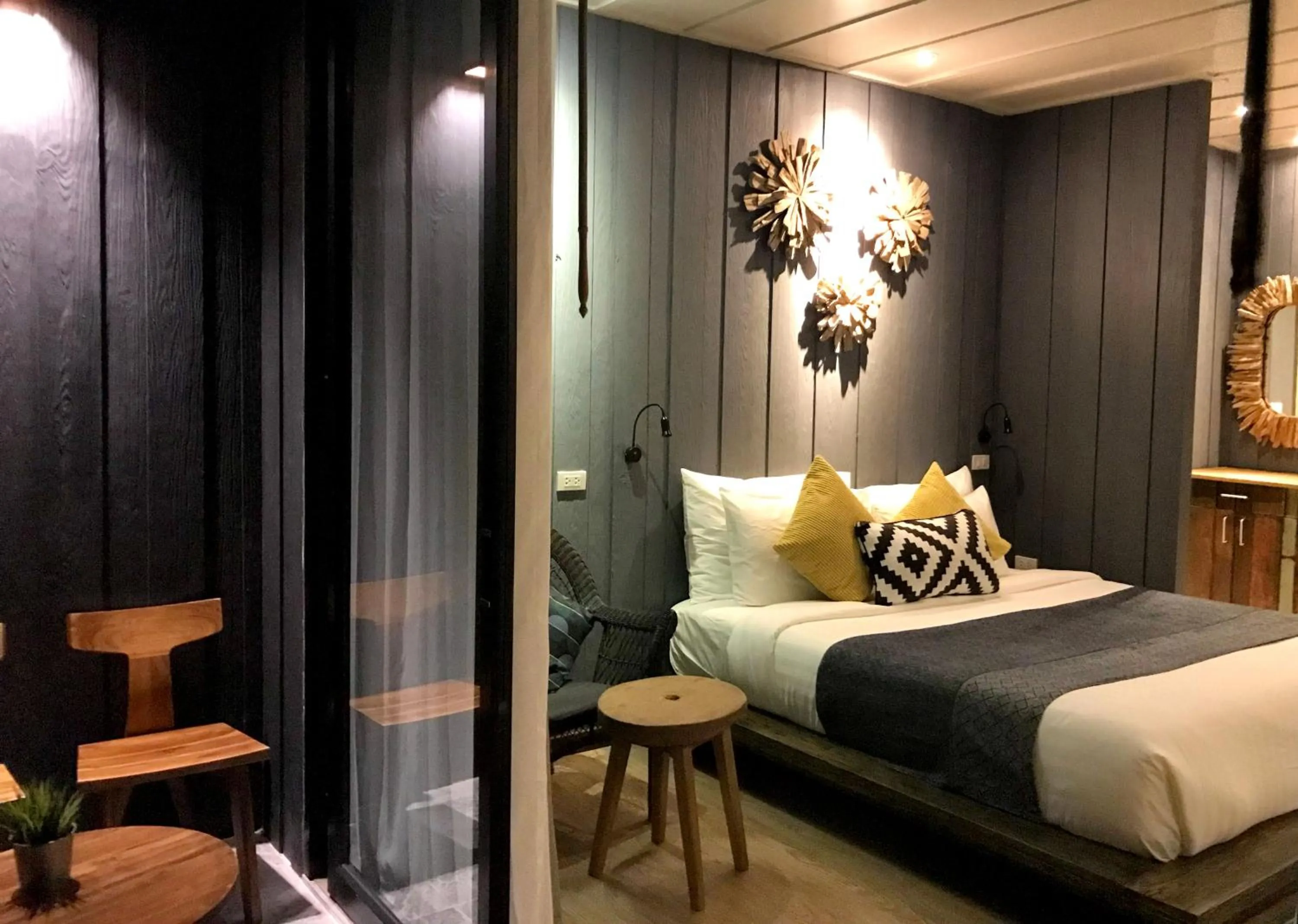 Photo of the whole room, Bed in Sand in My Shoes Beach Loft