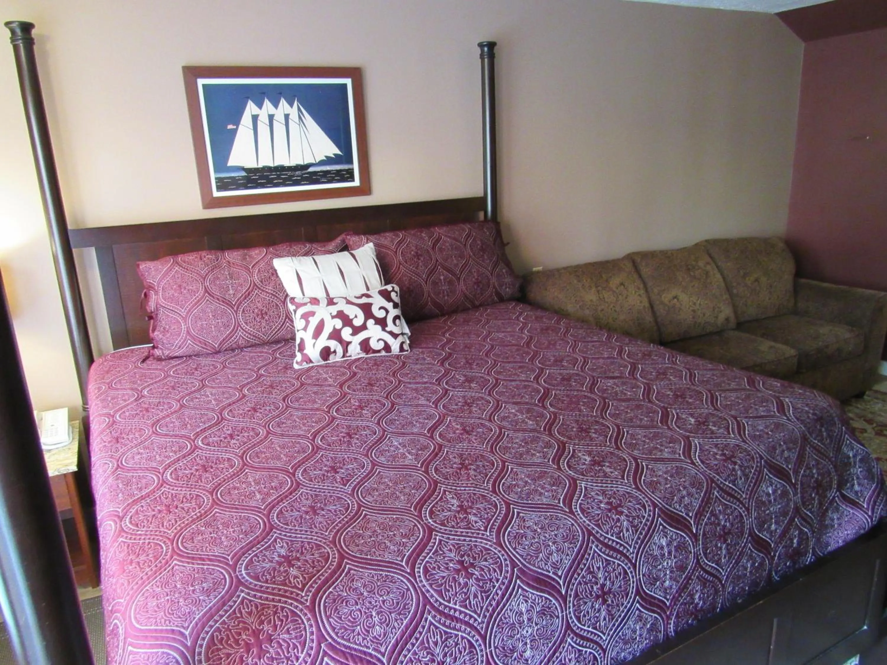 Bed in Captain Cook Inn