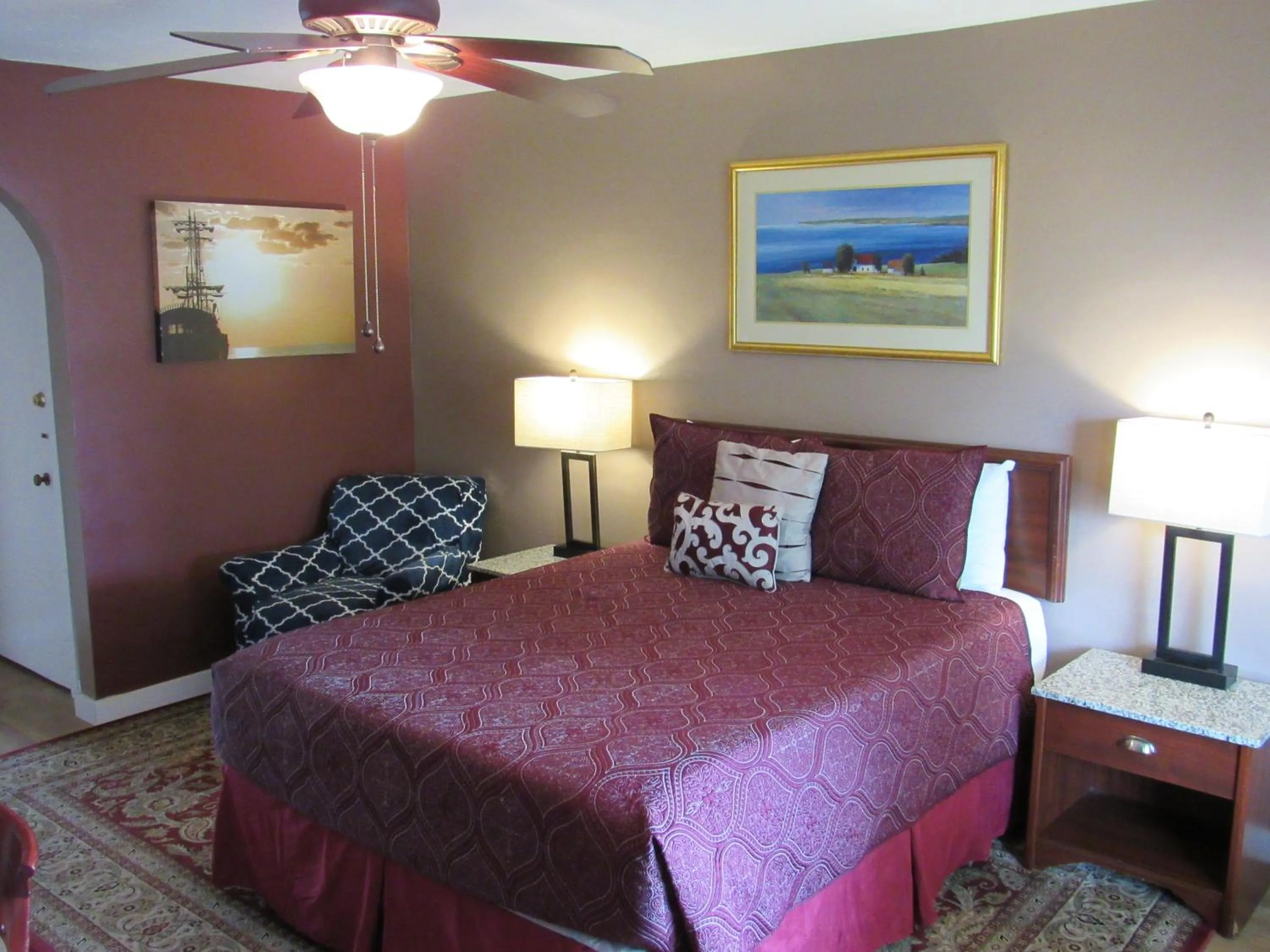 Bed in Captain Cook Inn