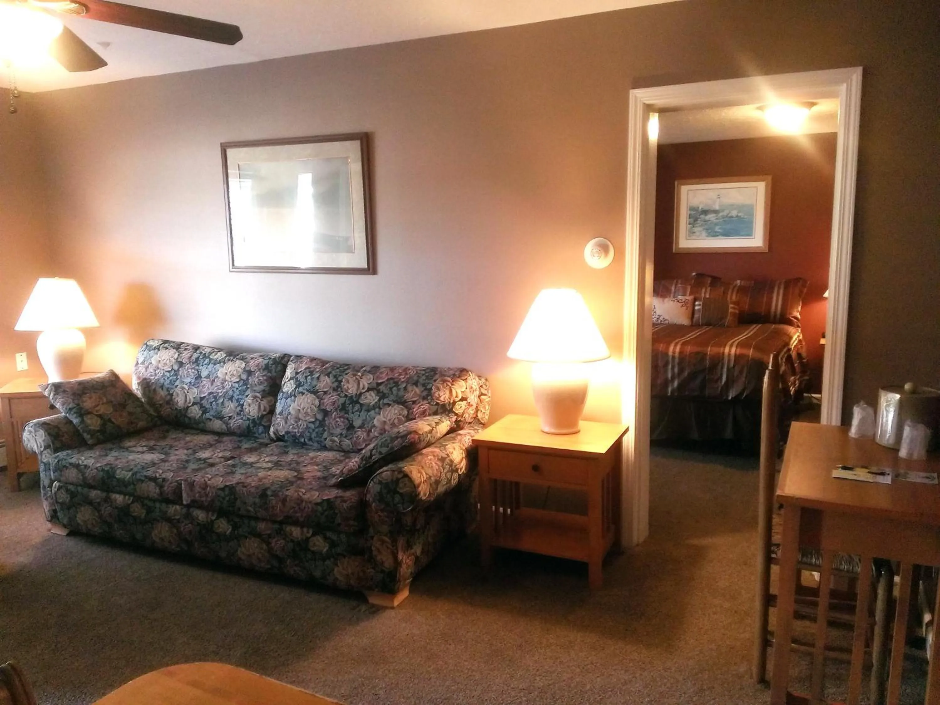 Living room in Captain Cook Inn