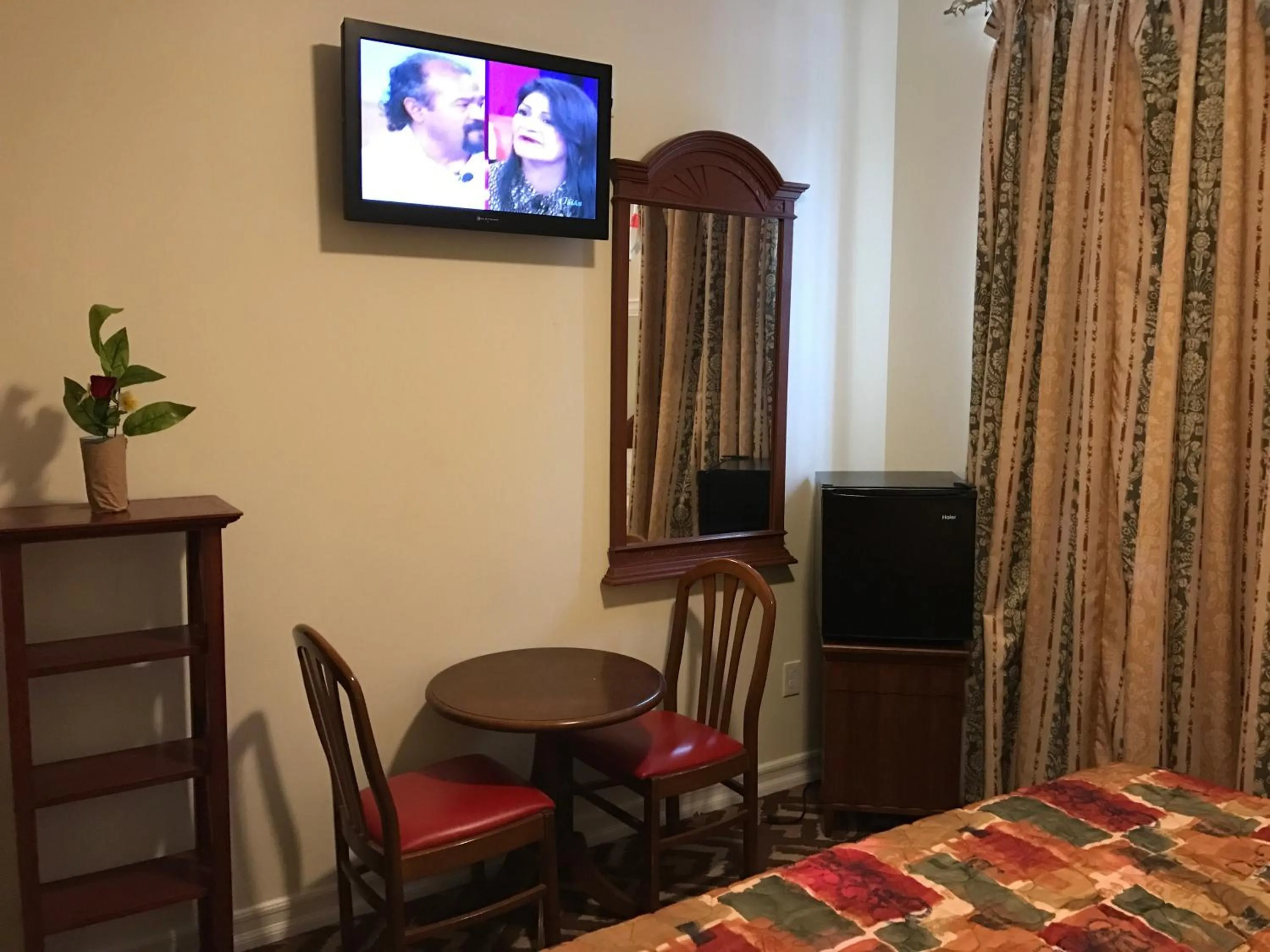 Bedroom in Waterbury Big Apple Motel