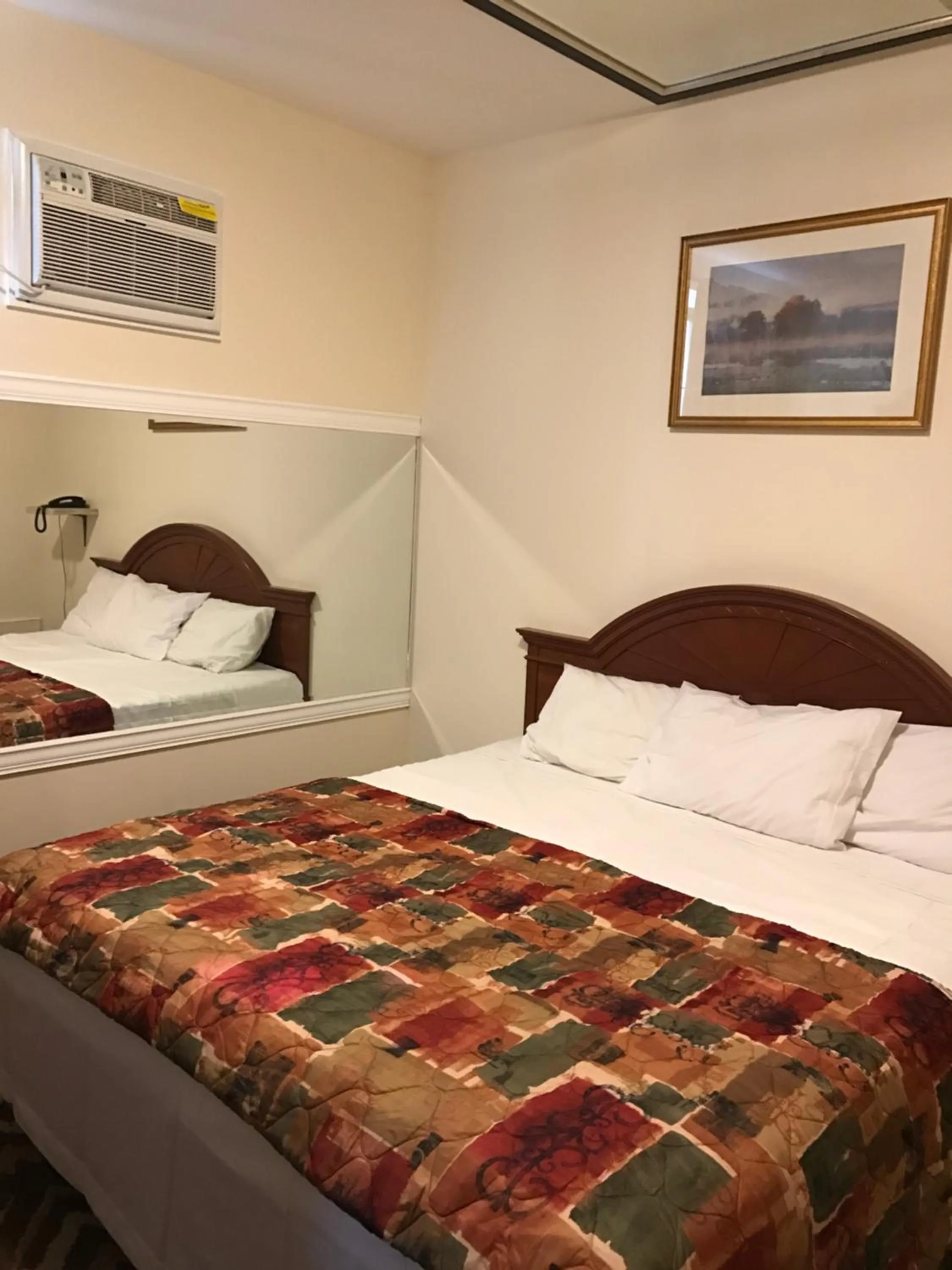 Bedroom in Waterbury Big Apple Motel