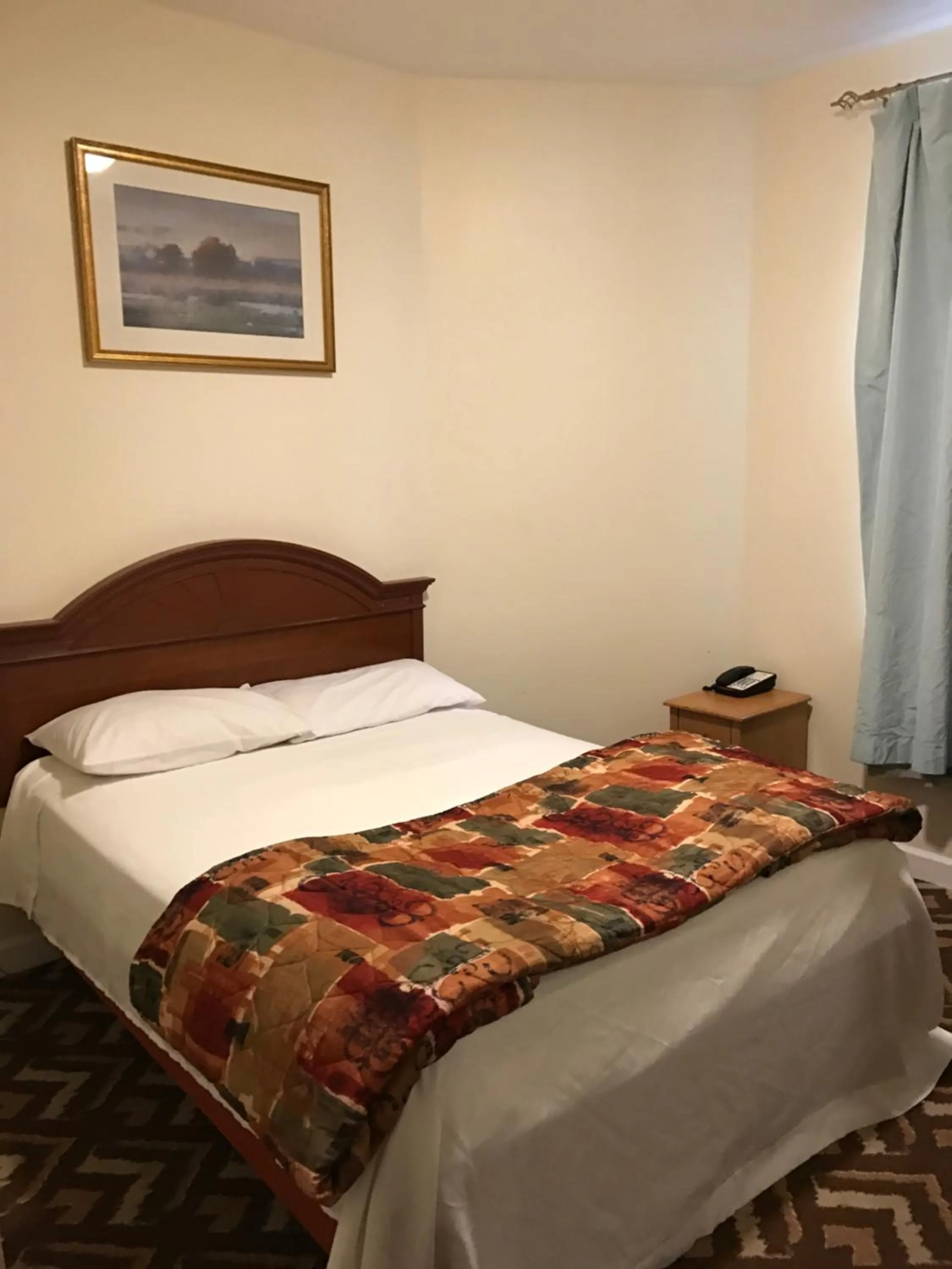 Bed in Waterbury Big Apple Motel