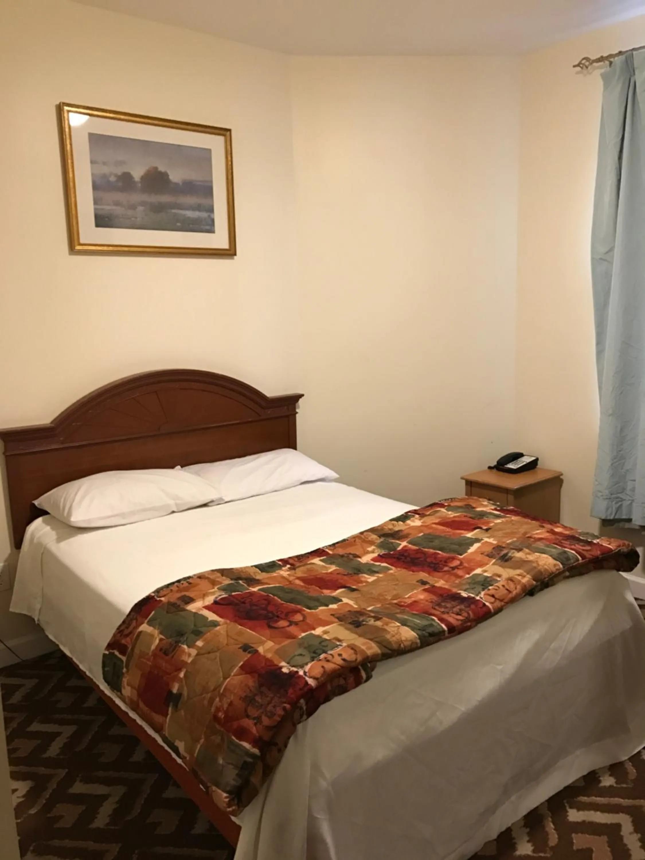 Bed in Waterbury Big Apple Motel