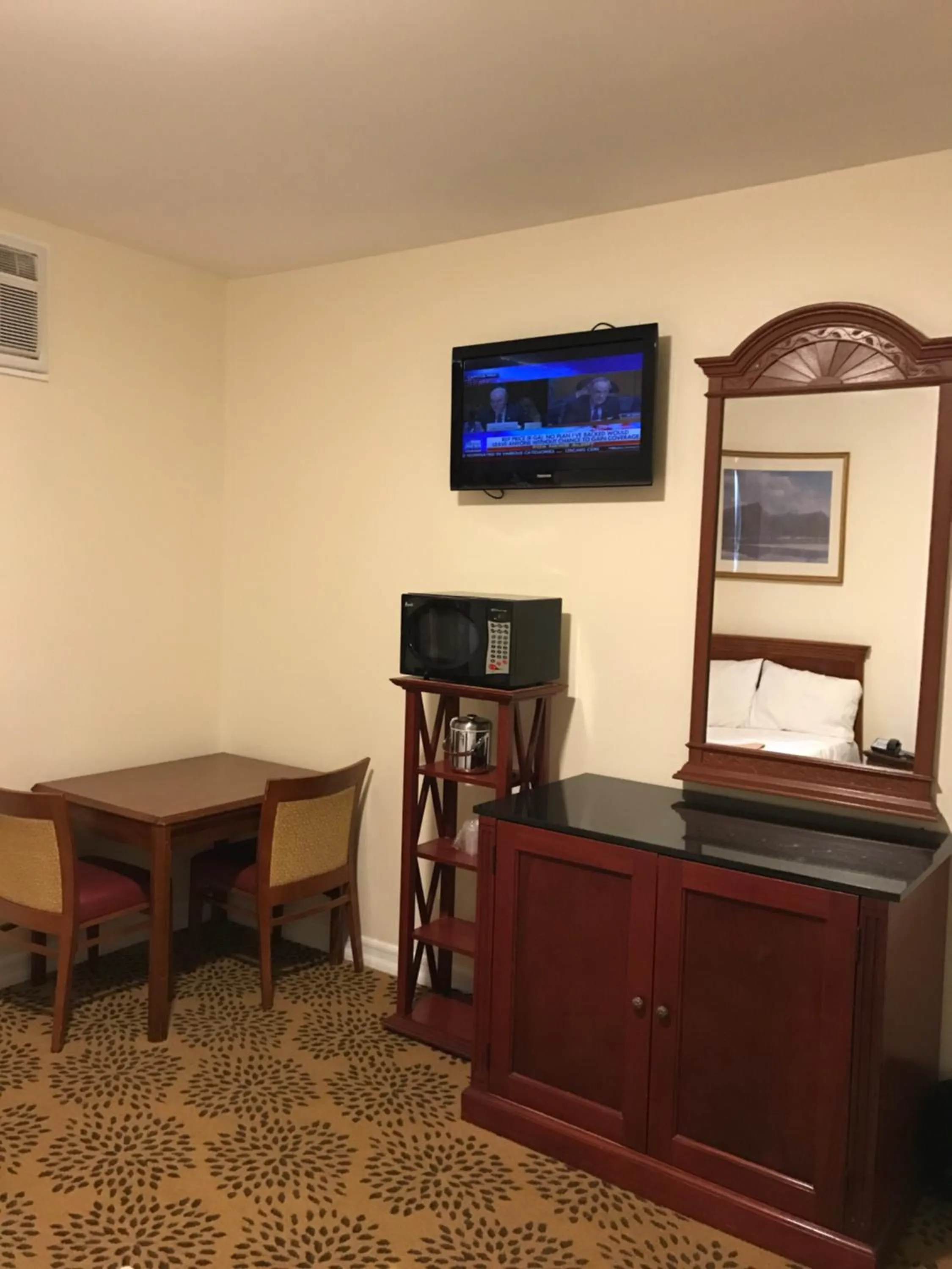 Bedroom in Waterbury Big Apple Motel