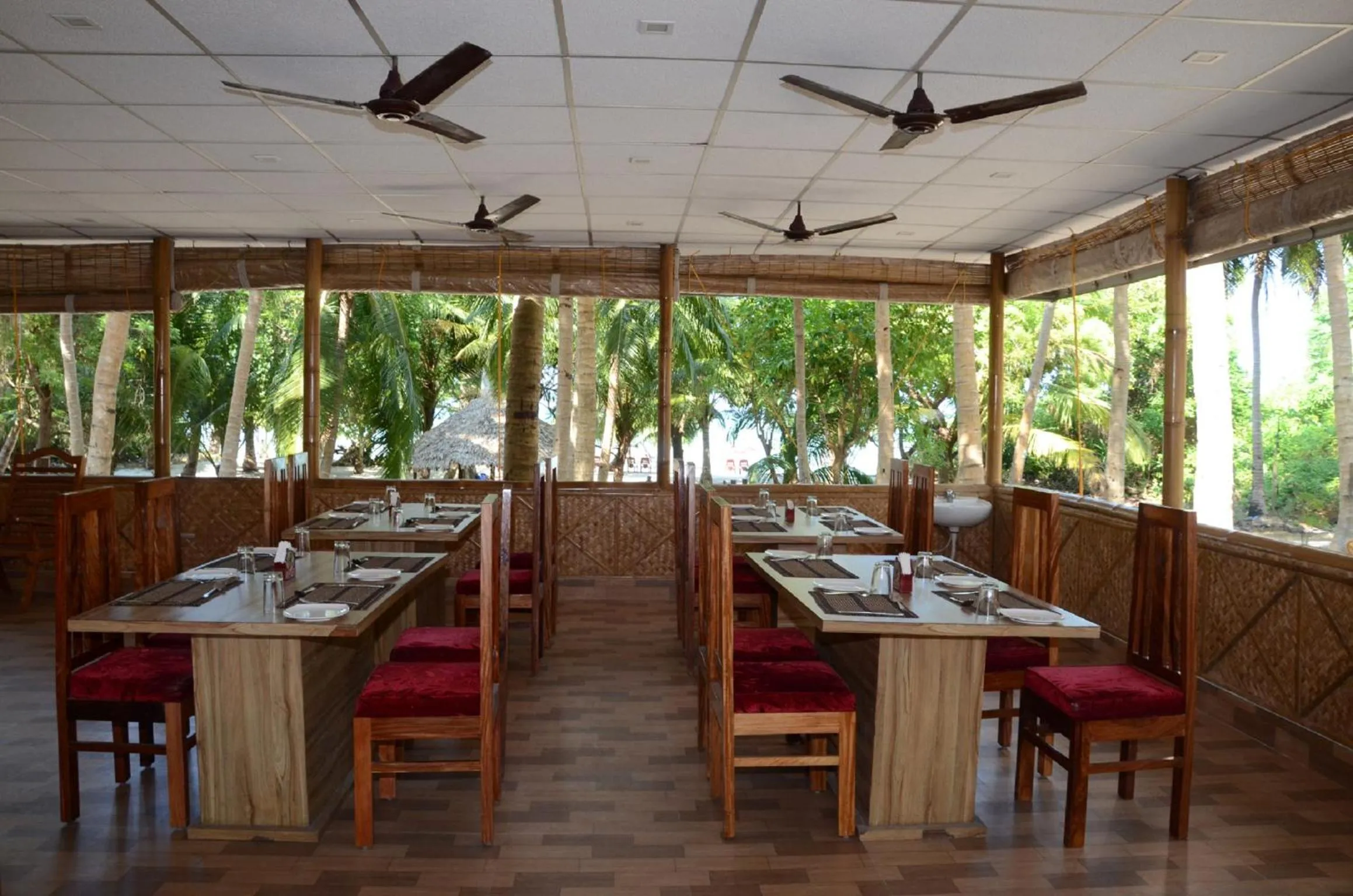 Restaurant/places to eat in Coconhuts Beach Resort