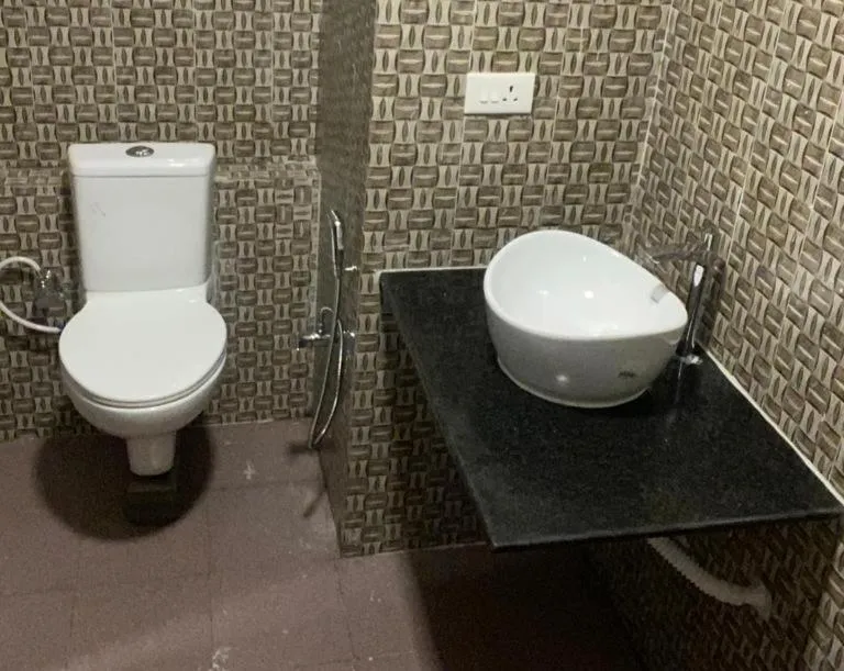 Toilet in Coconhuts Beach Resort