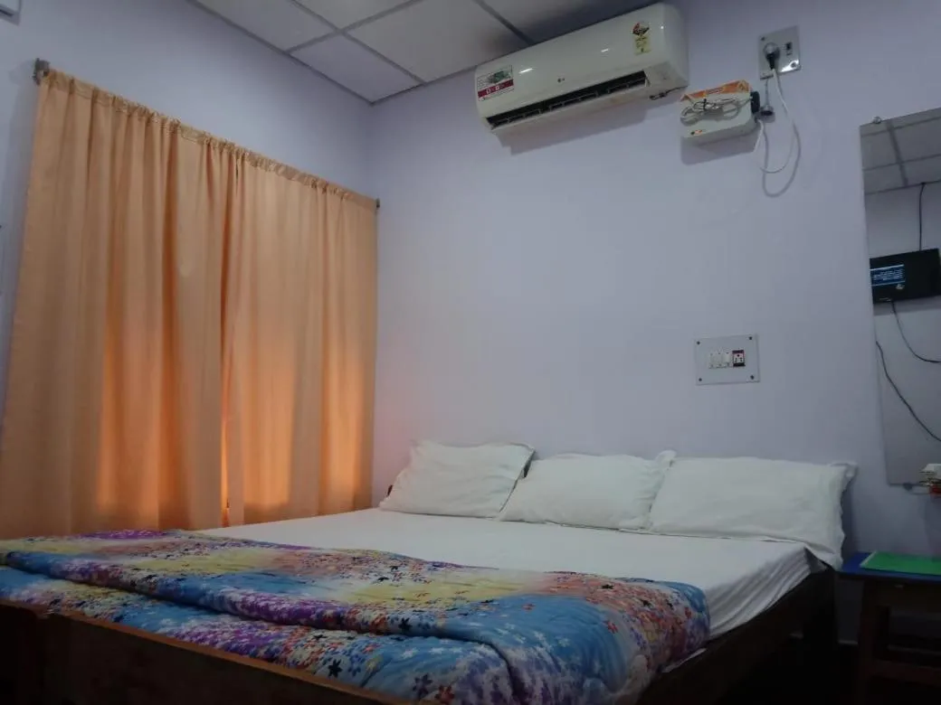 Bedroom, Bed in Coconhuts Beach Resort