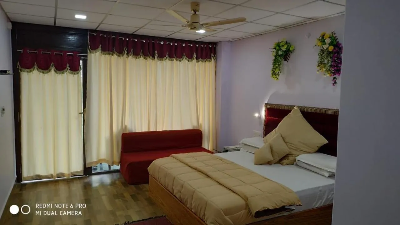 Bedroom, Bed in Coconhuts Beach Resort