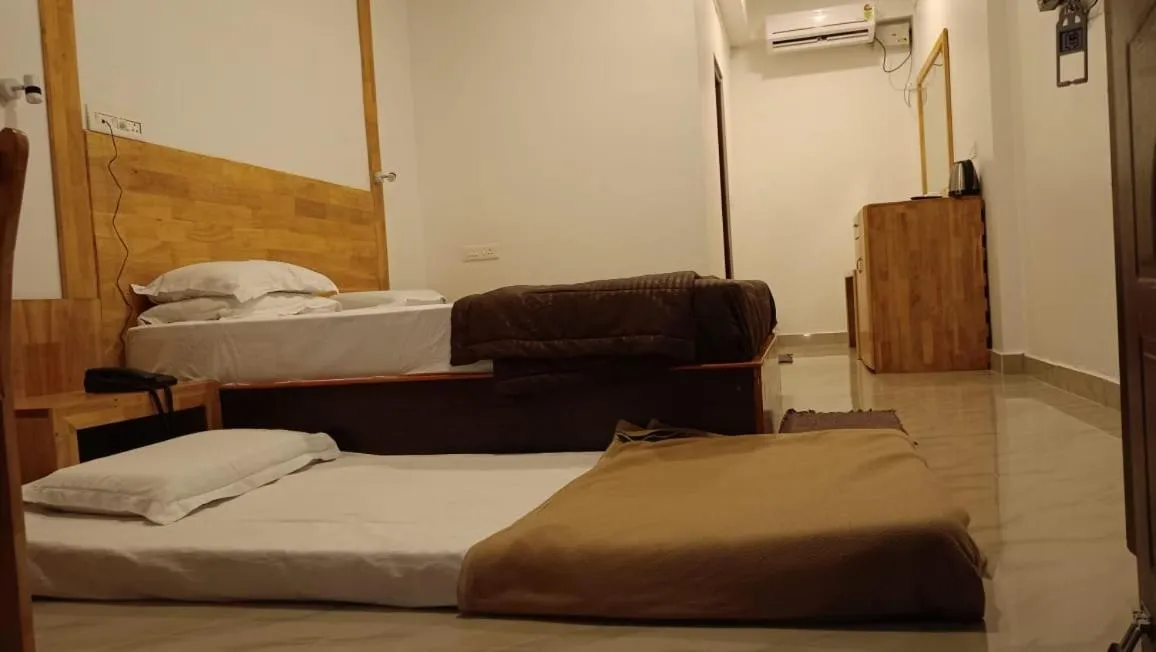 Bedroom, Bed in Coconhuts Beach Resort