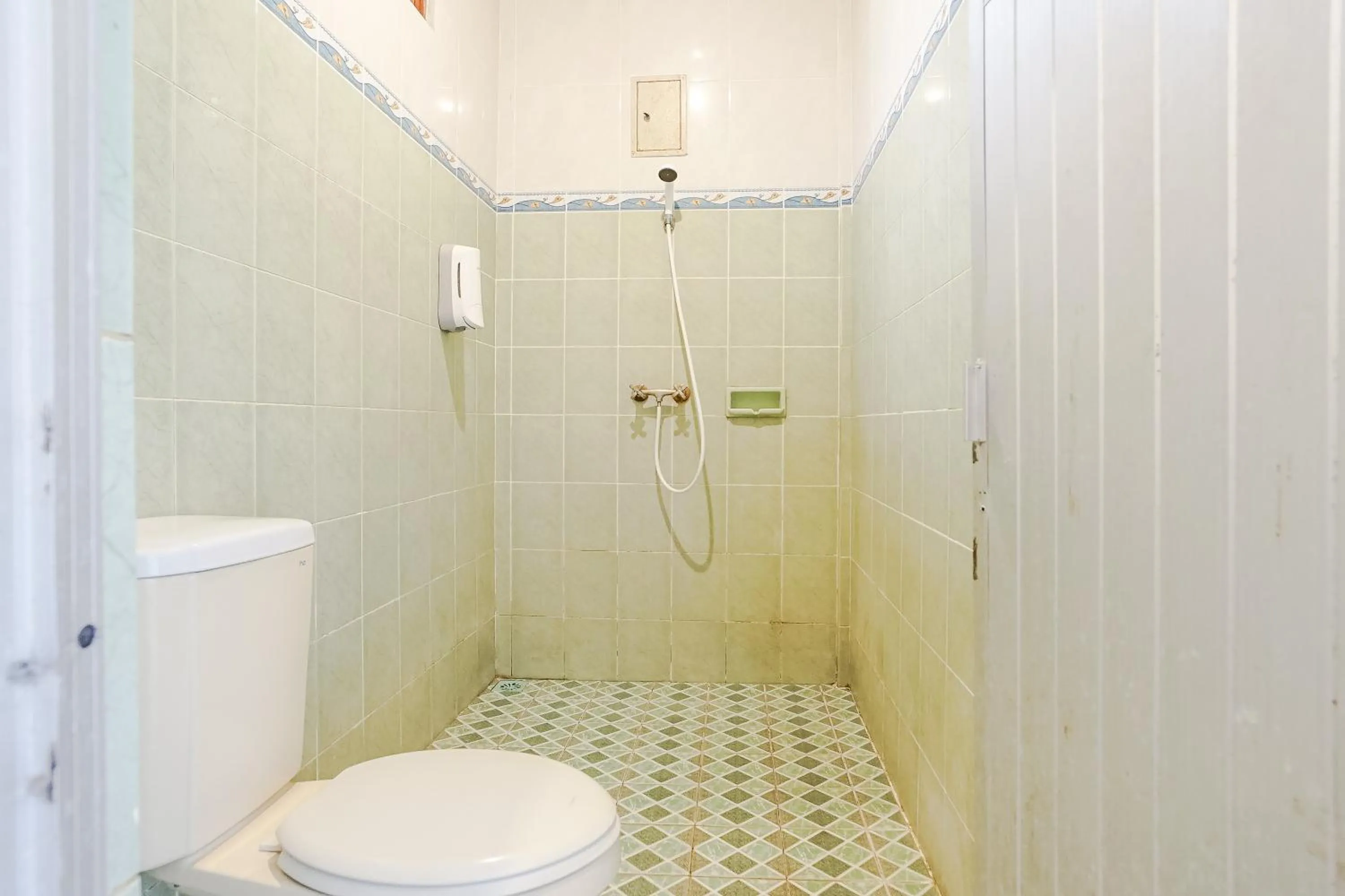 Shower in Indopurejoy House - Komala Indah Cottages