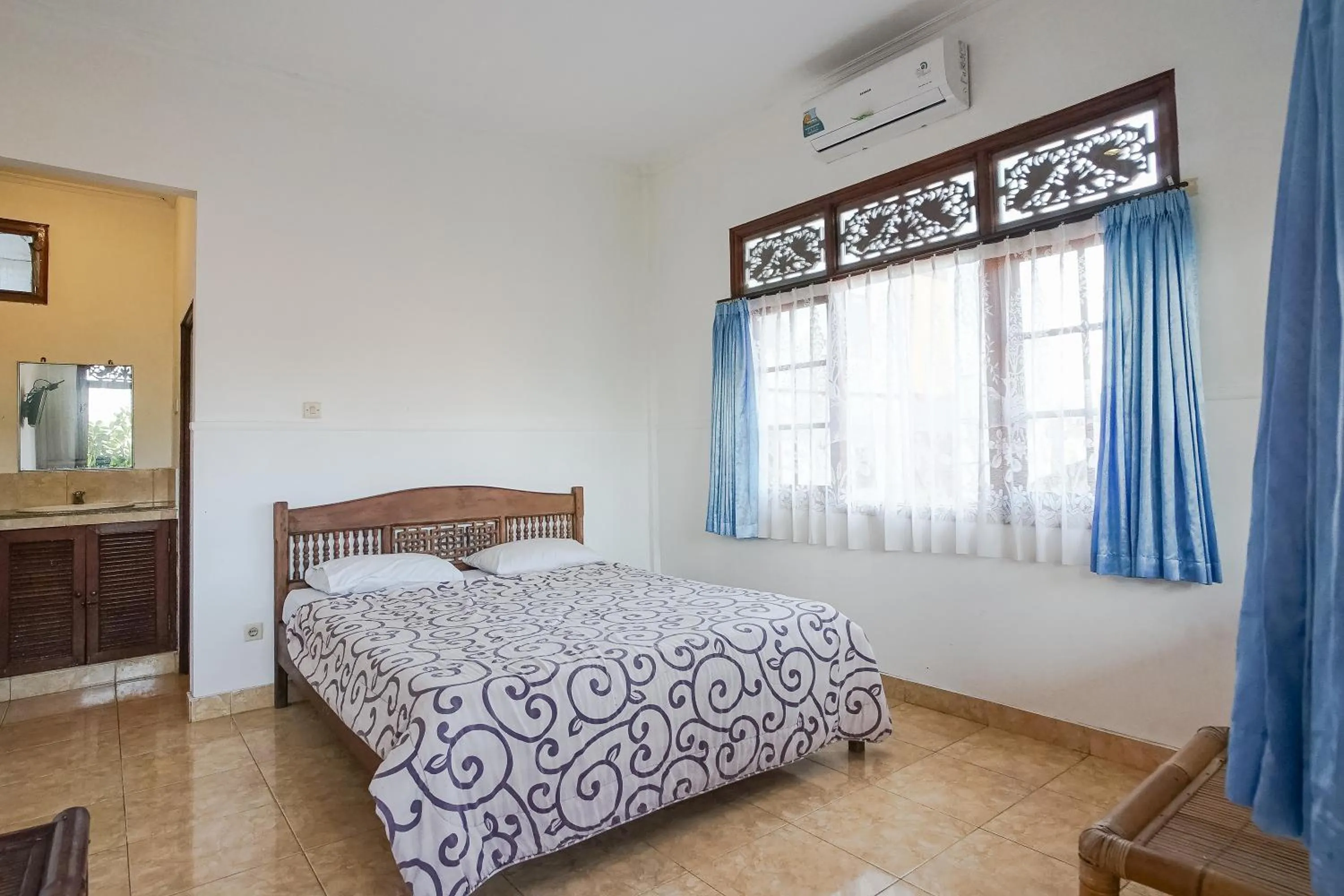 Bed in Indopurejoy House - Komala Indah Cottages