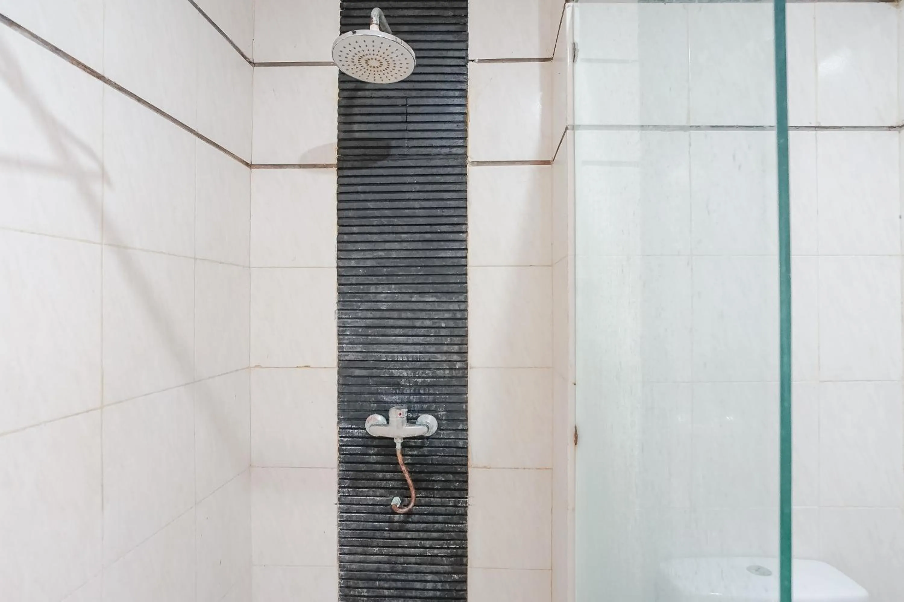 Shower in Indopurejoy House - Komala Indah Cottages