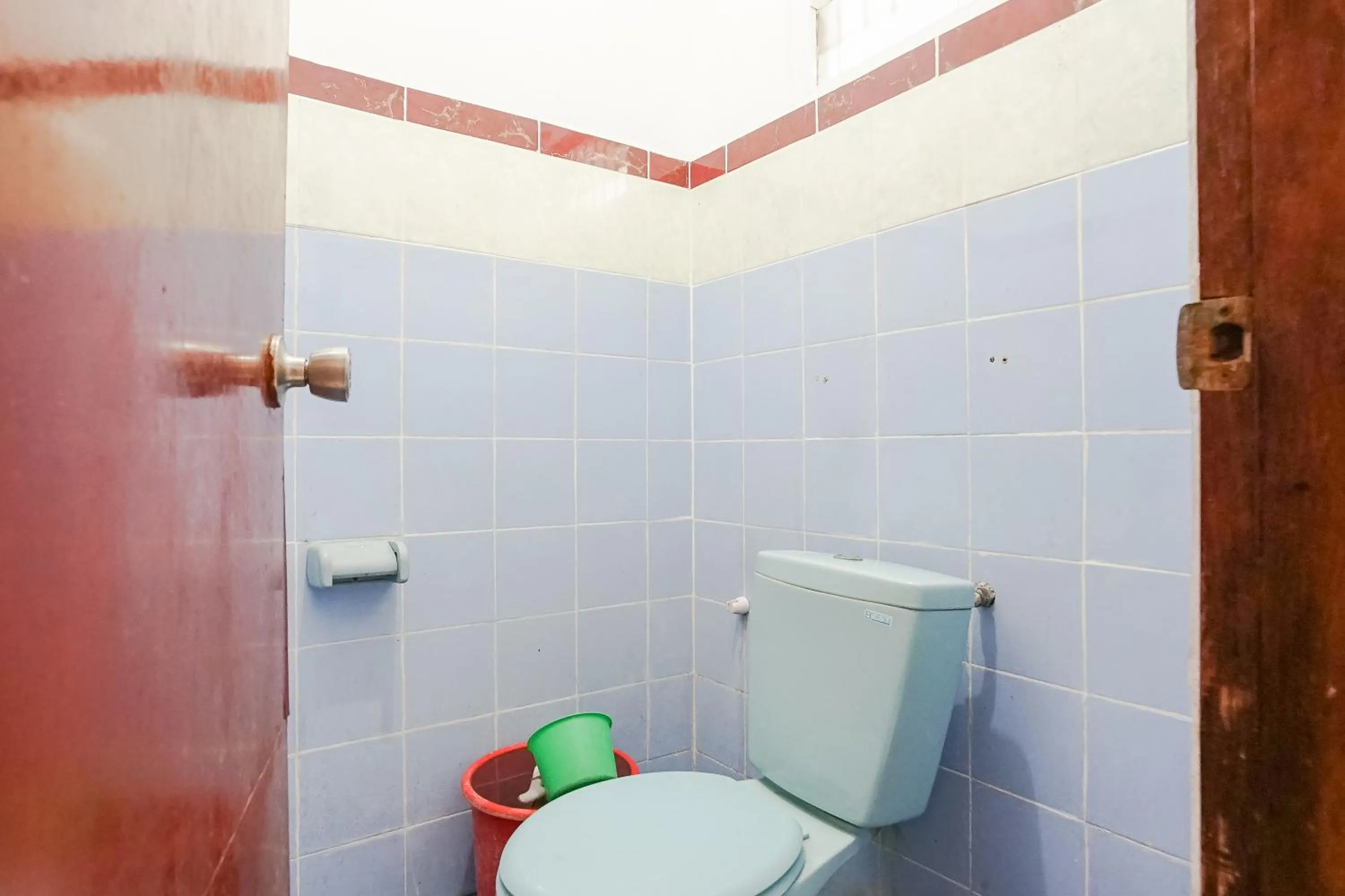 Toilet in Indopurejoy House - Komala Indah Cottages