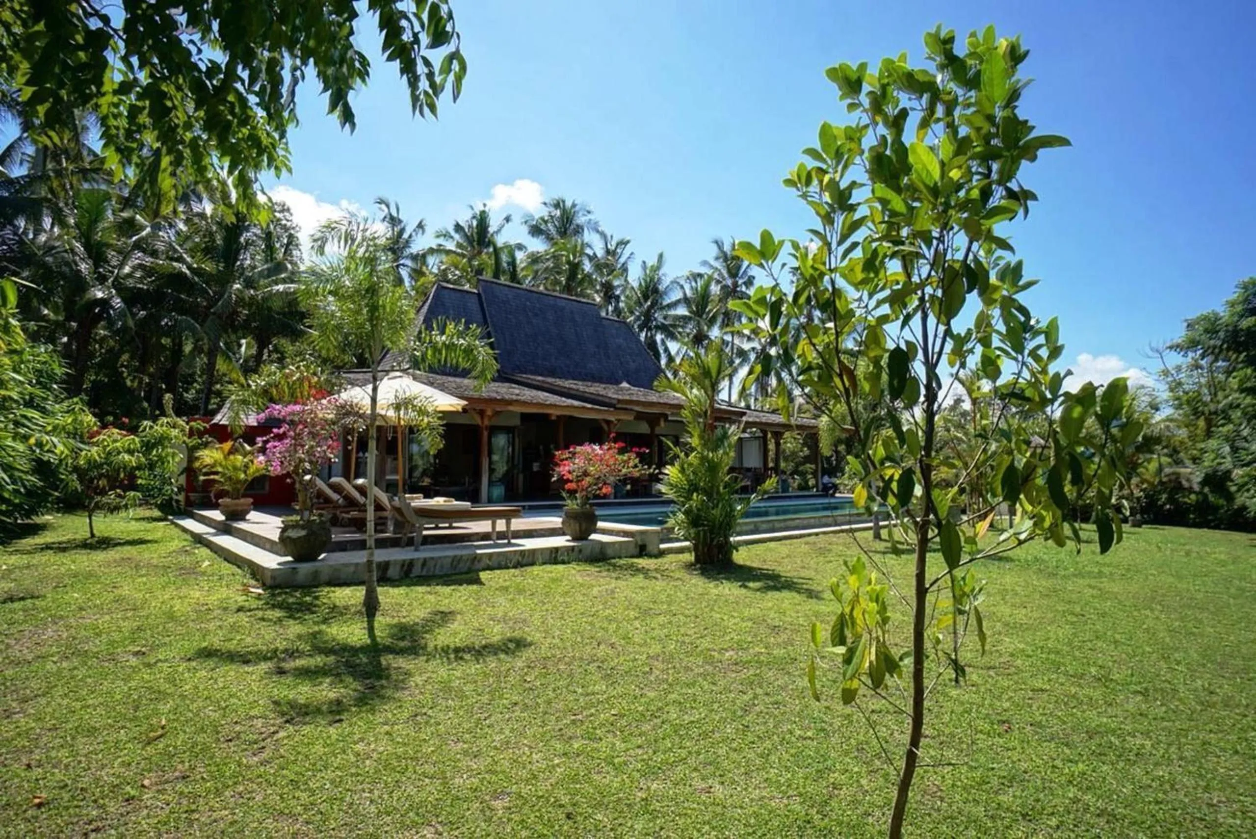 Facade/entrance in Villa Taman Kanti