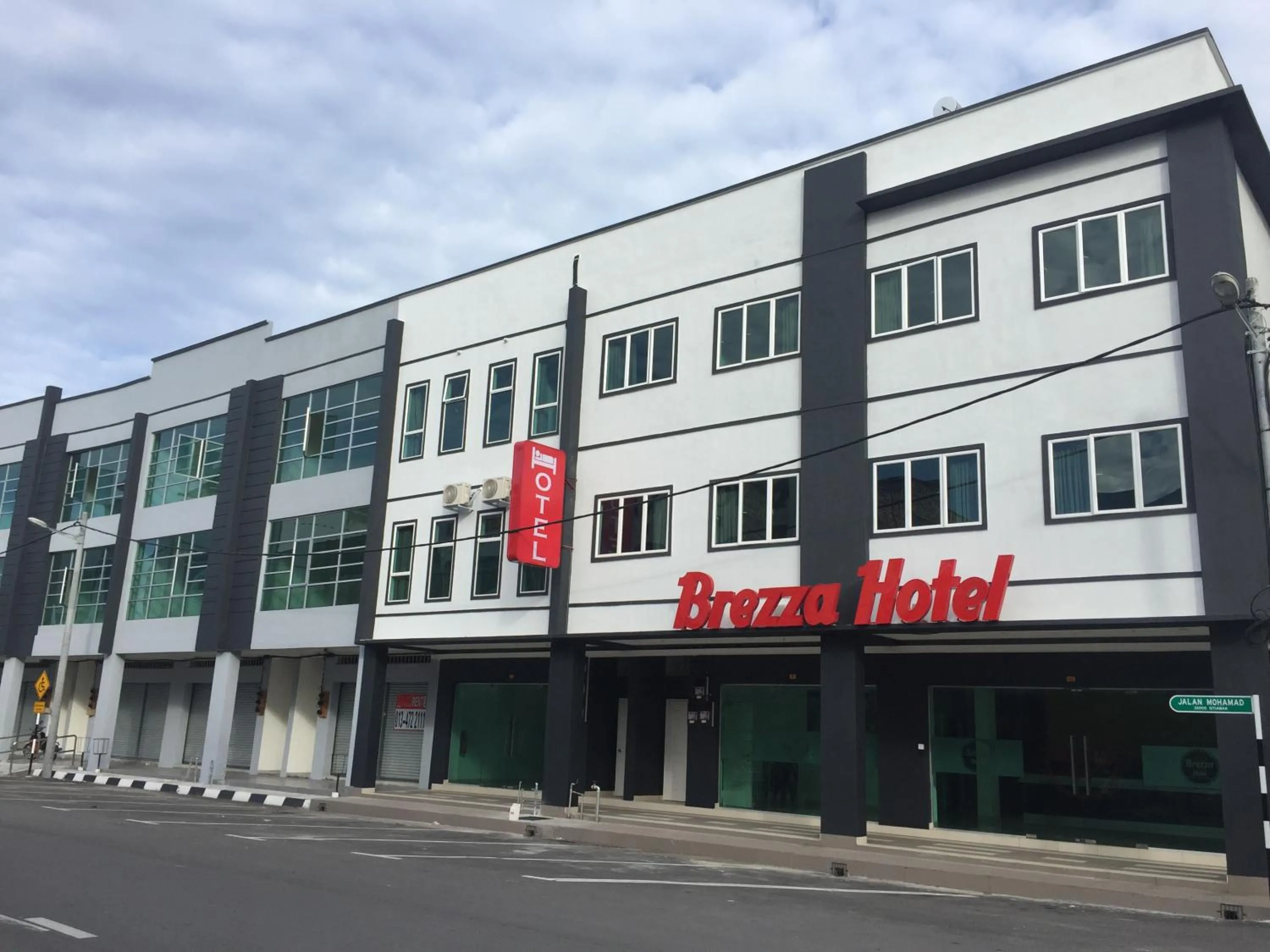 Facade/entrance in Brezza Hotel Sitiawan