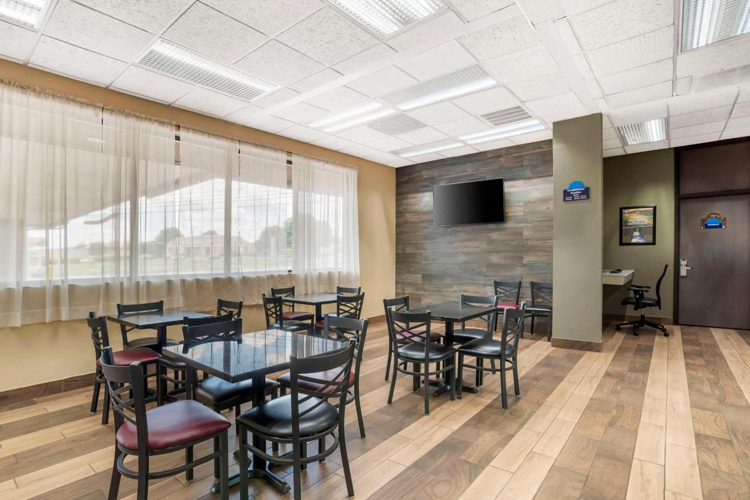 Breakfast in Quality Inn near Speedway