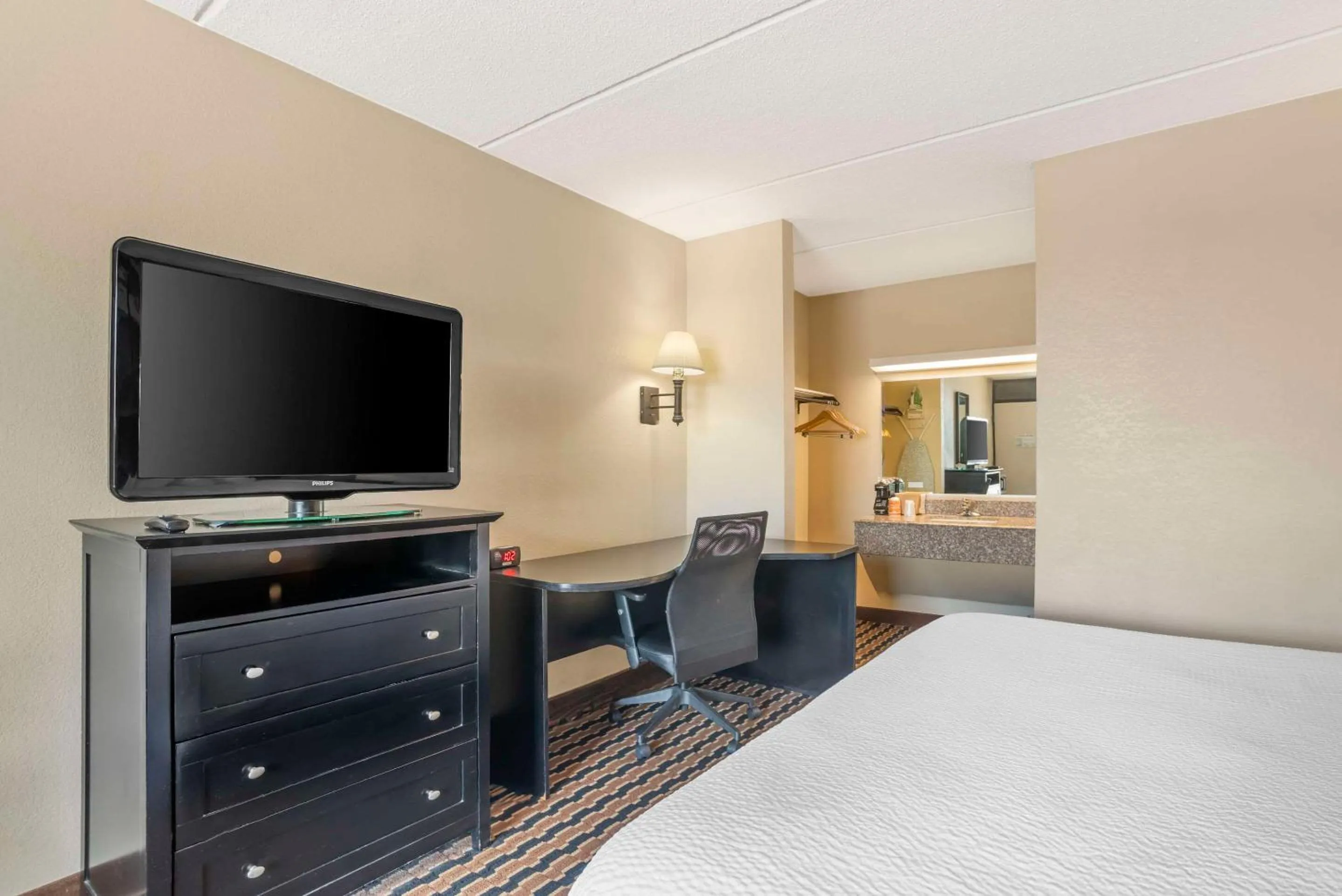 Bedroom, Bed in Quality Inn near Speedway