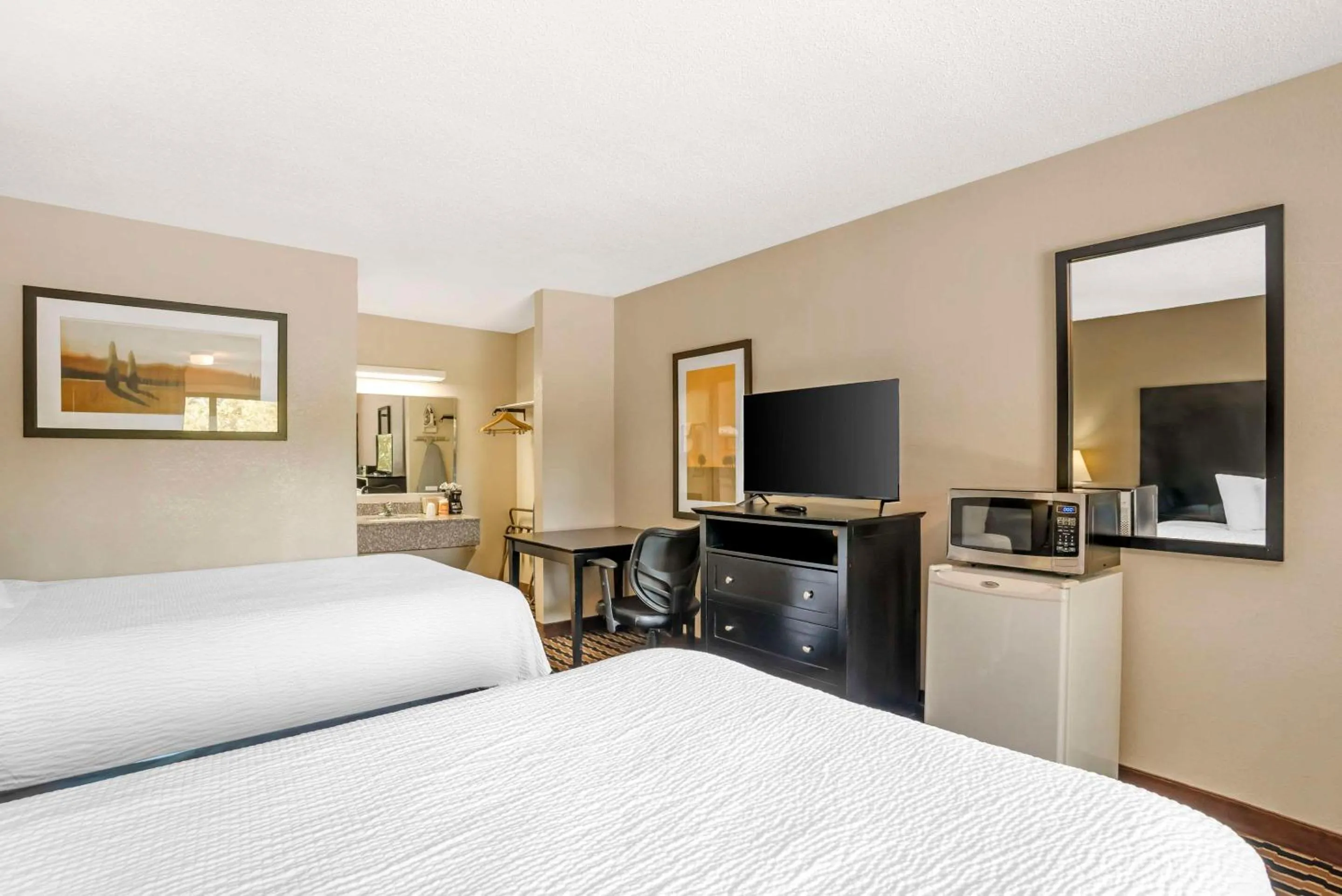 Bedroom, Bed in Quality Inn near Speedway