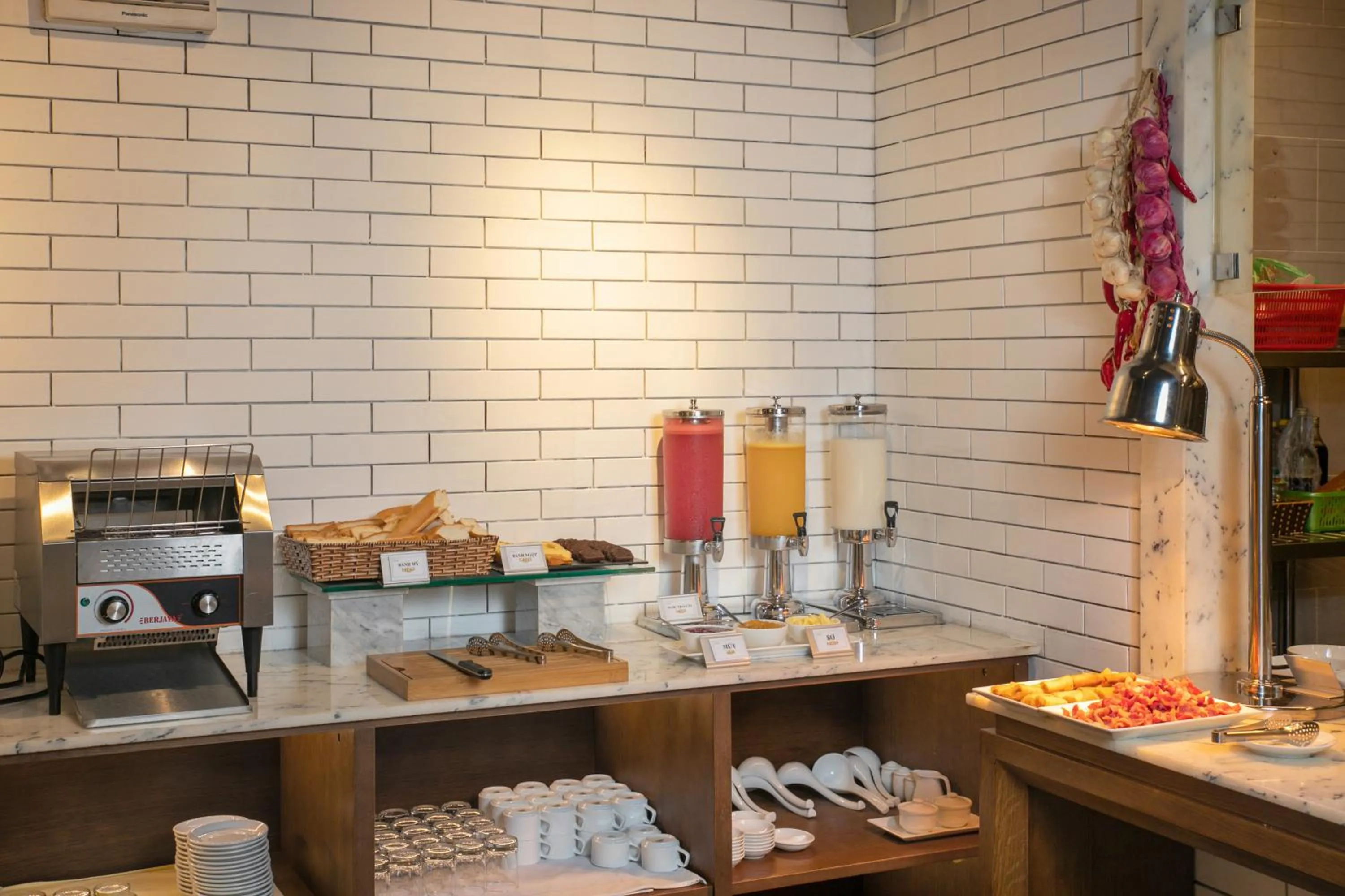 Food and drinks in Avora Hotel