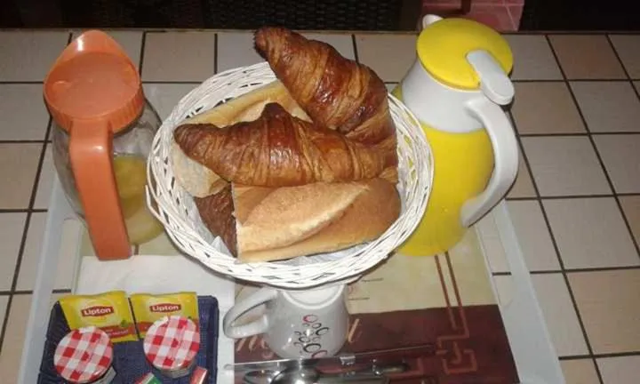Breakfast in Le chant des oiseaux