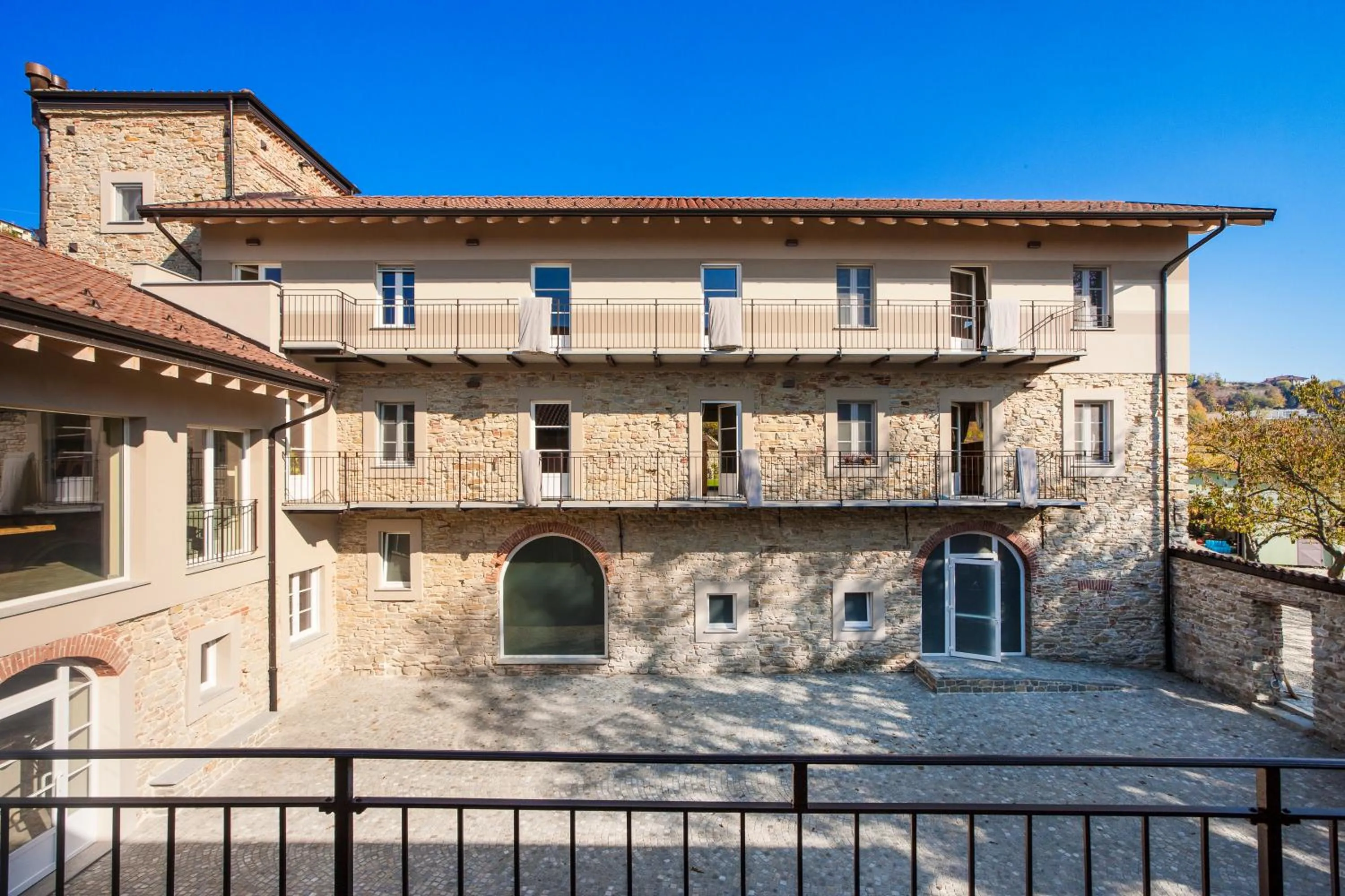 Facade/entrance in Hemanaire