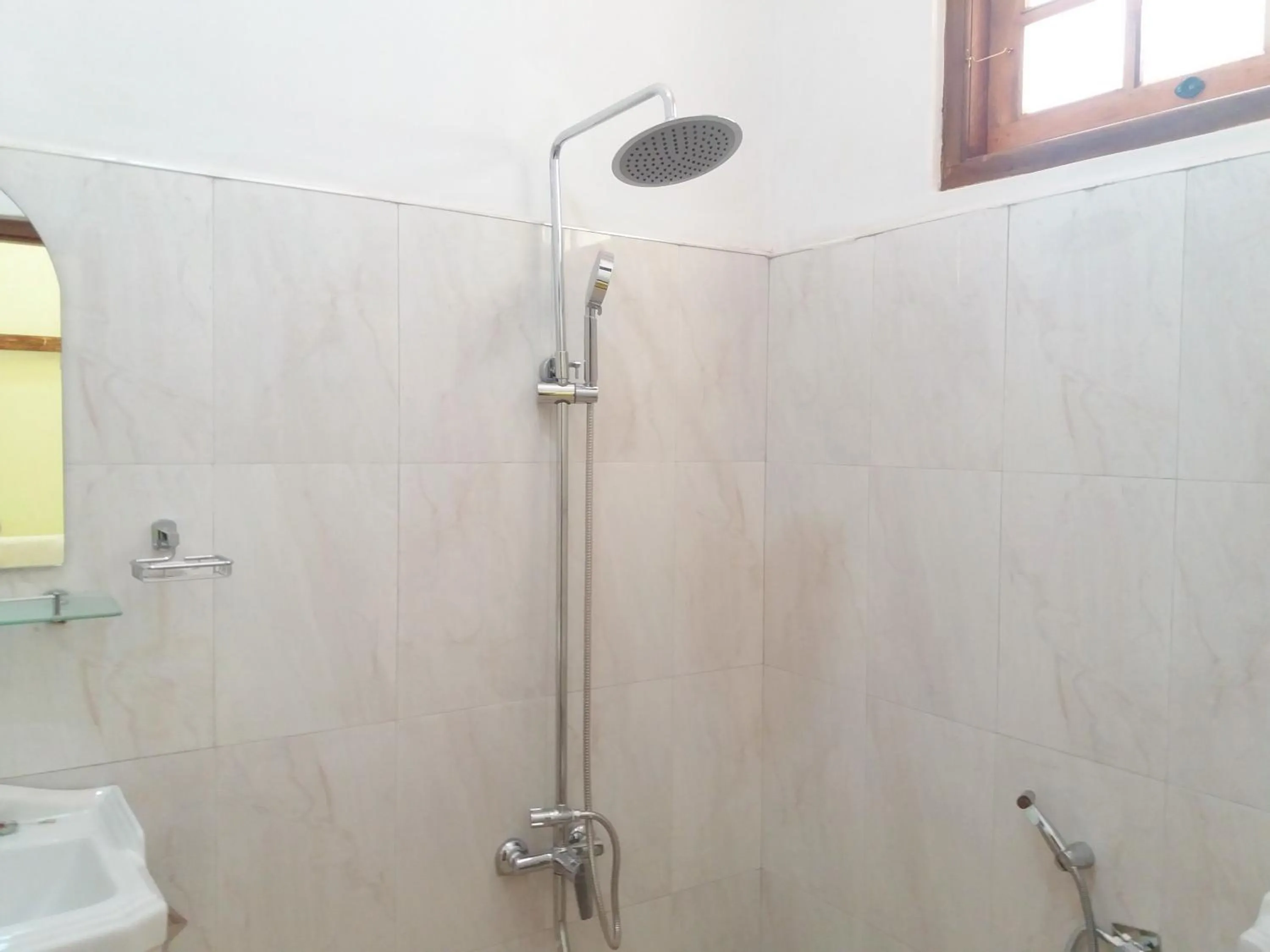 Shower in Dinaro Guest