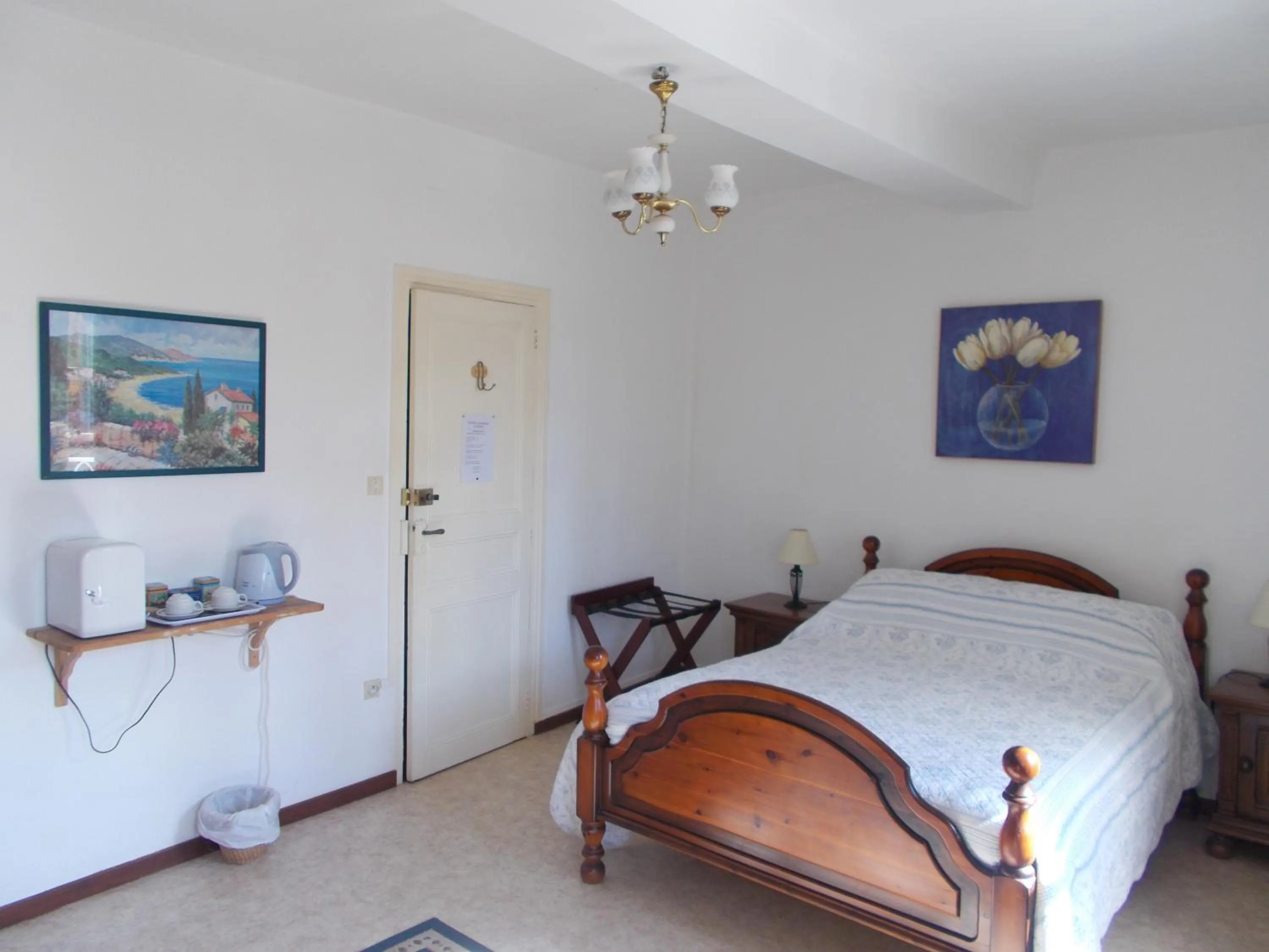 Bathroom, Bed in Poppys Chambres d'Hotes