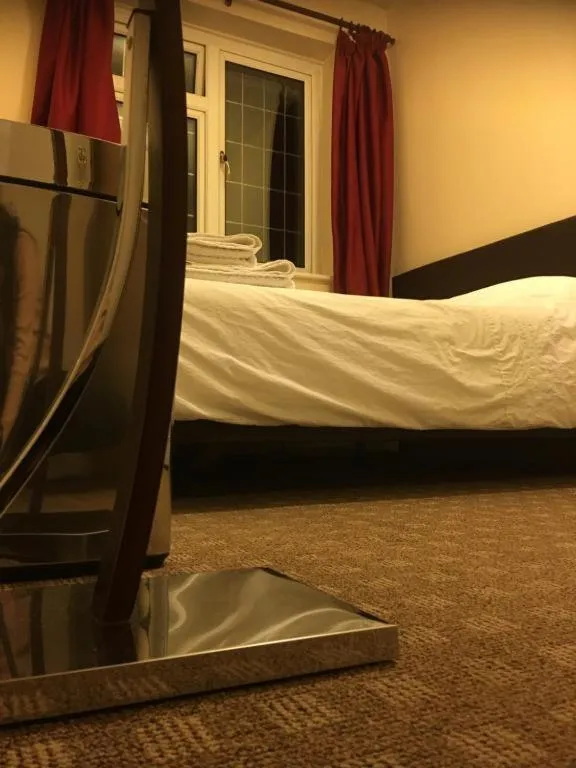 Bed in Bianca's House Hotel Heathrow Airport