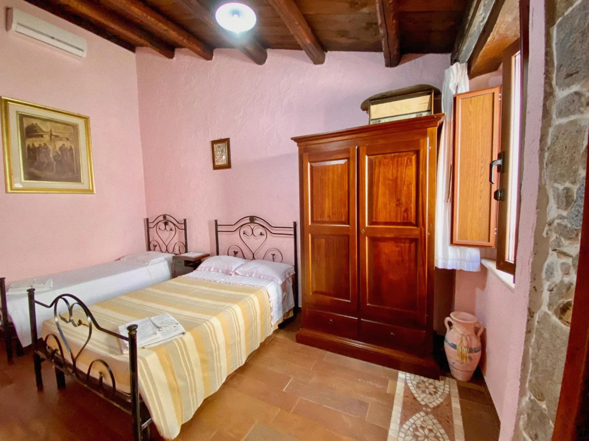 Photo of the whole room in Domos Antigas