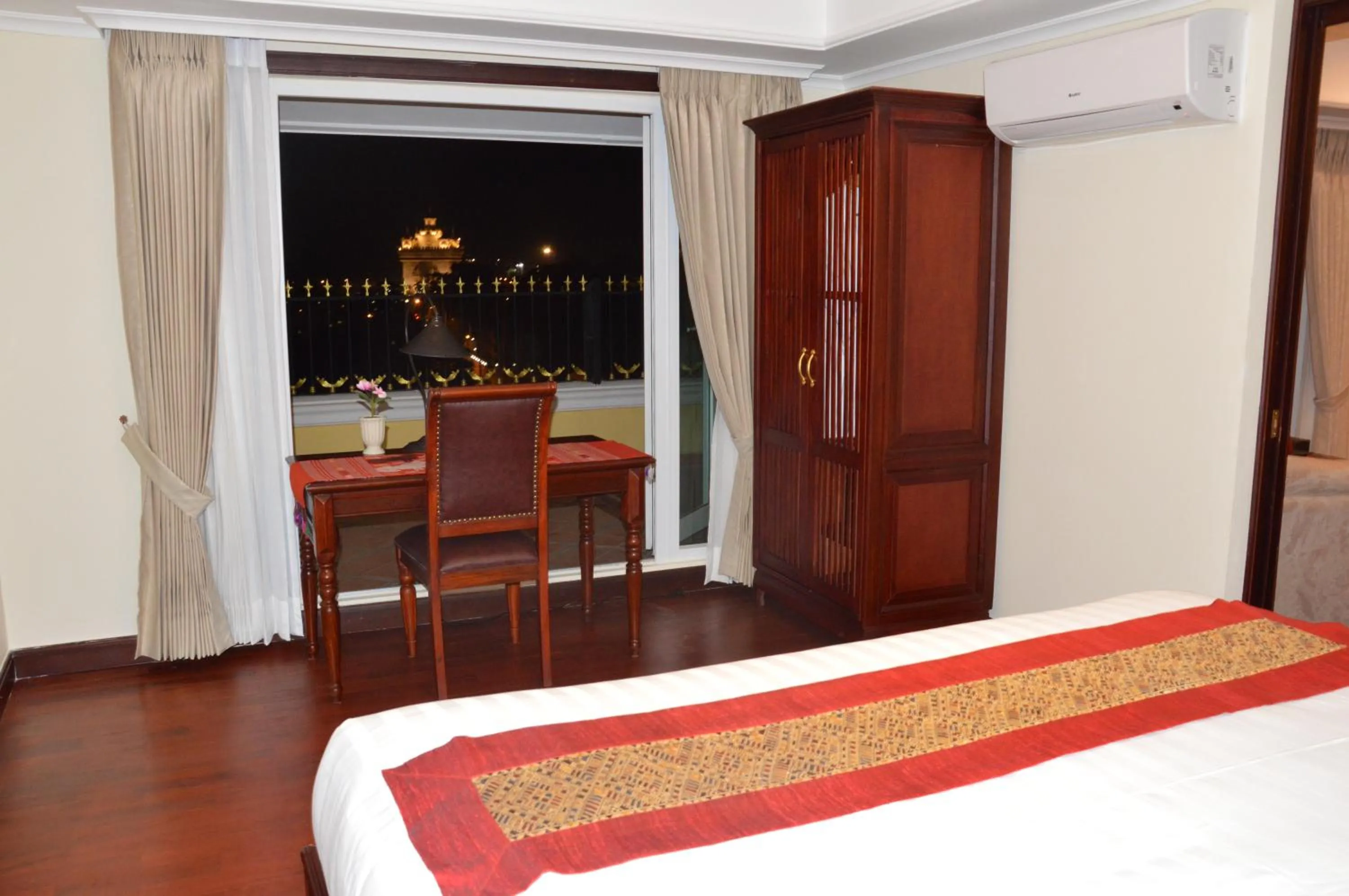 Bed in Phasouk Vien Chantra Hotel