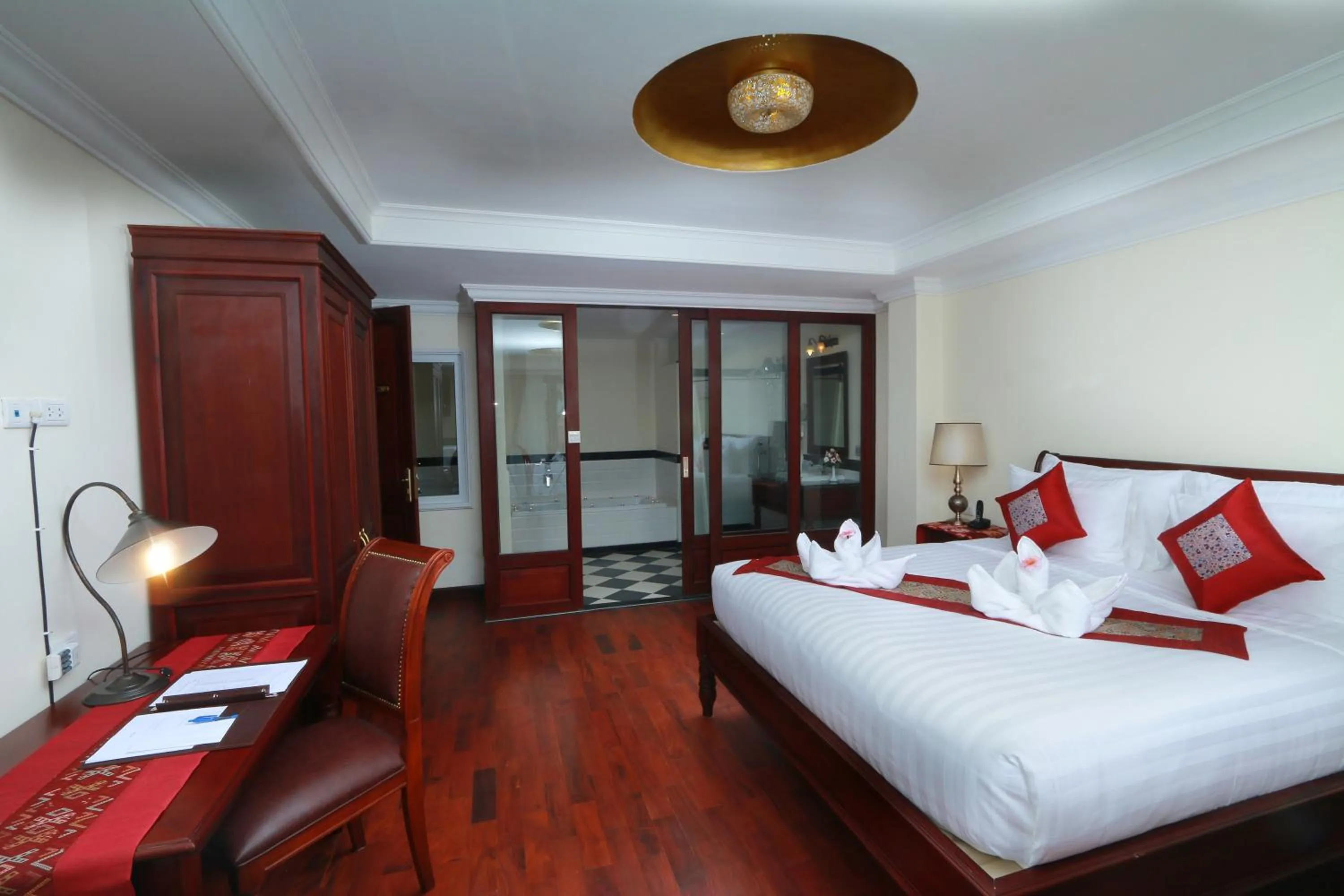 Living room, Bed in Phasouk Vien Chantra Hotel