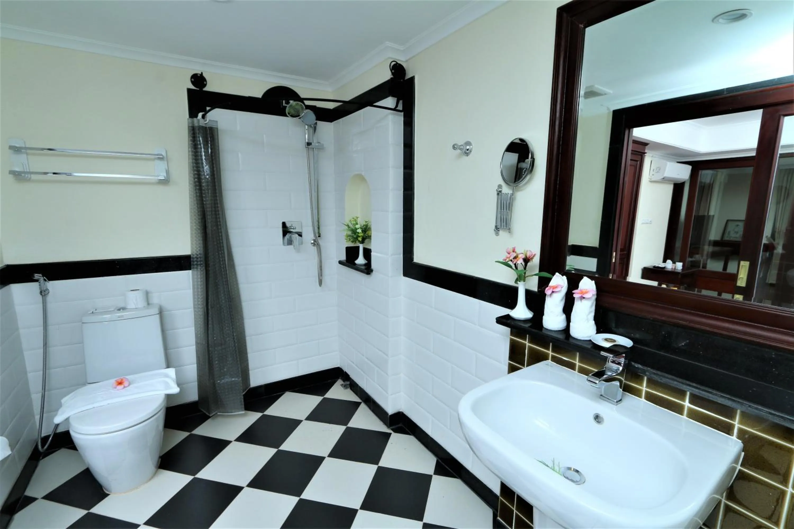 Bathroom in Phasouk Vien Chantra Hotel