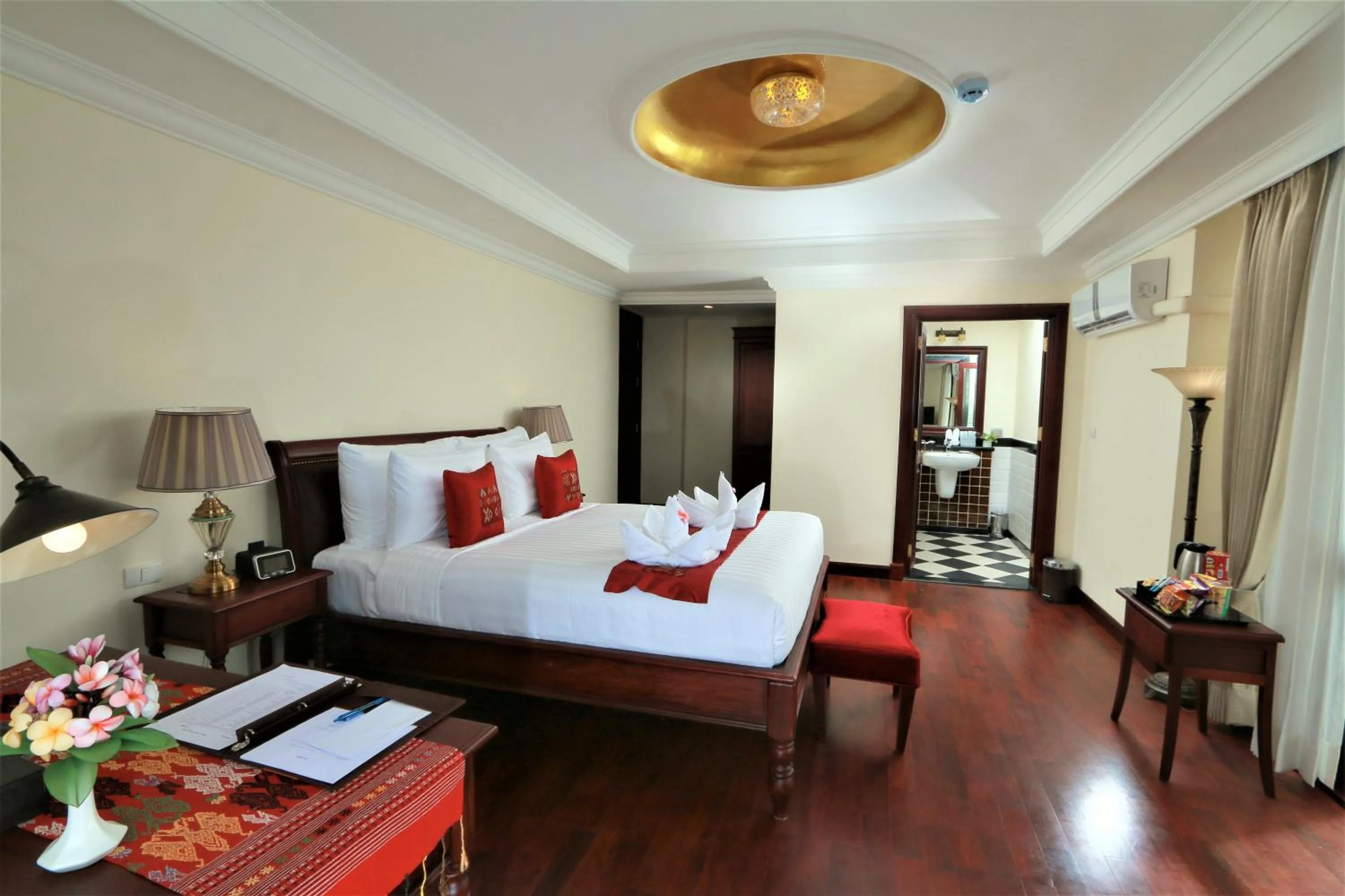 Bed in Phasouk Vien Chantra Hotel